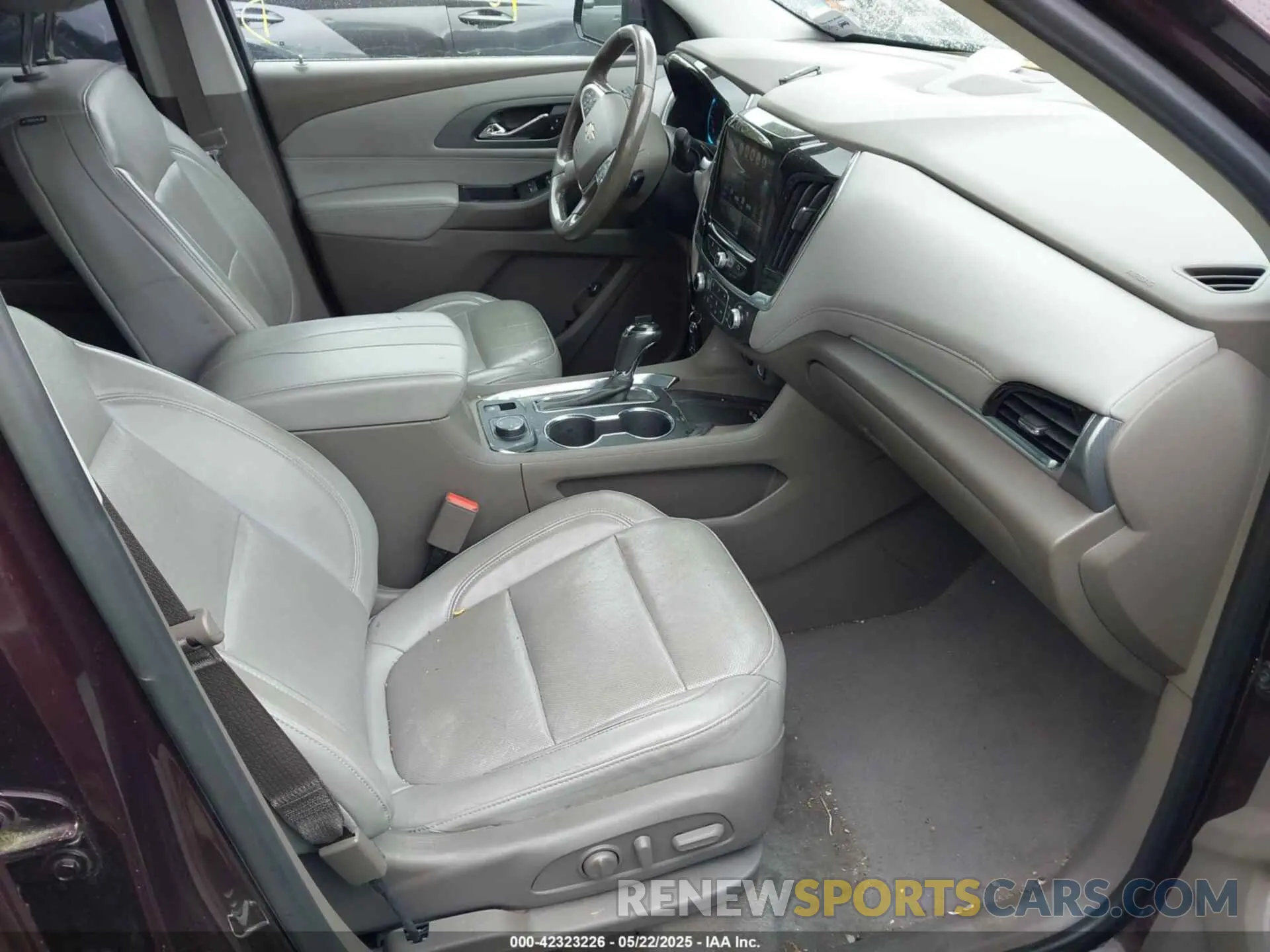 5 Photograph of a damaged car 1GNEVKKW2KJ125106 CHEVROLET TRAVERSE 2019