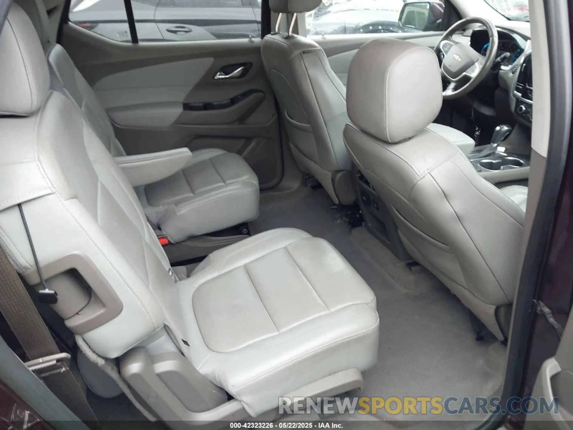 8 Photograph of a damaged car 1GNEVKKW2KJ125106 CHEVROLET TRAVERSE 2019