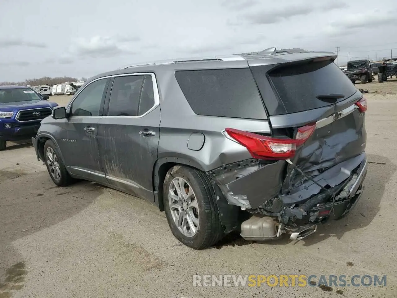 2 Photograph of a damaged car 1GNEVKKW2KJ144464 CHEVROLET TRAVERSE 2019