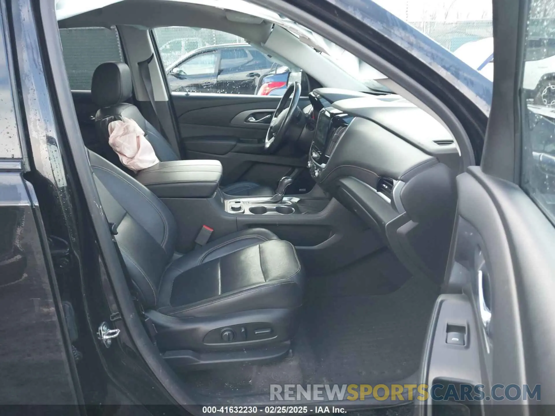 5 Photograph of a damaged car 1GNEVKKW3KJ281770 CHEVROLET TRAVERSE 2019