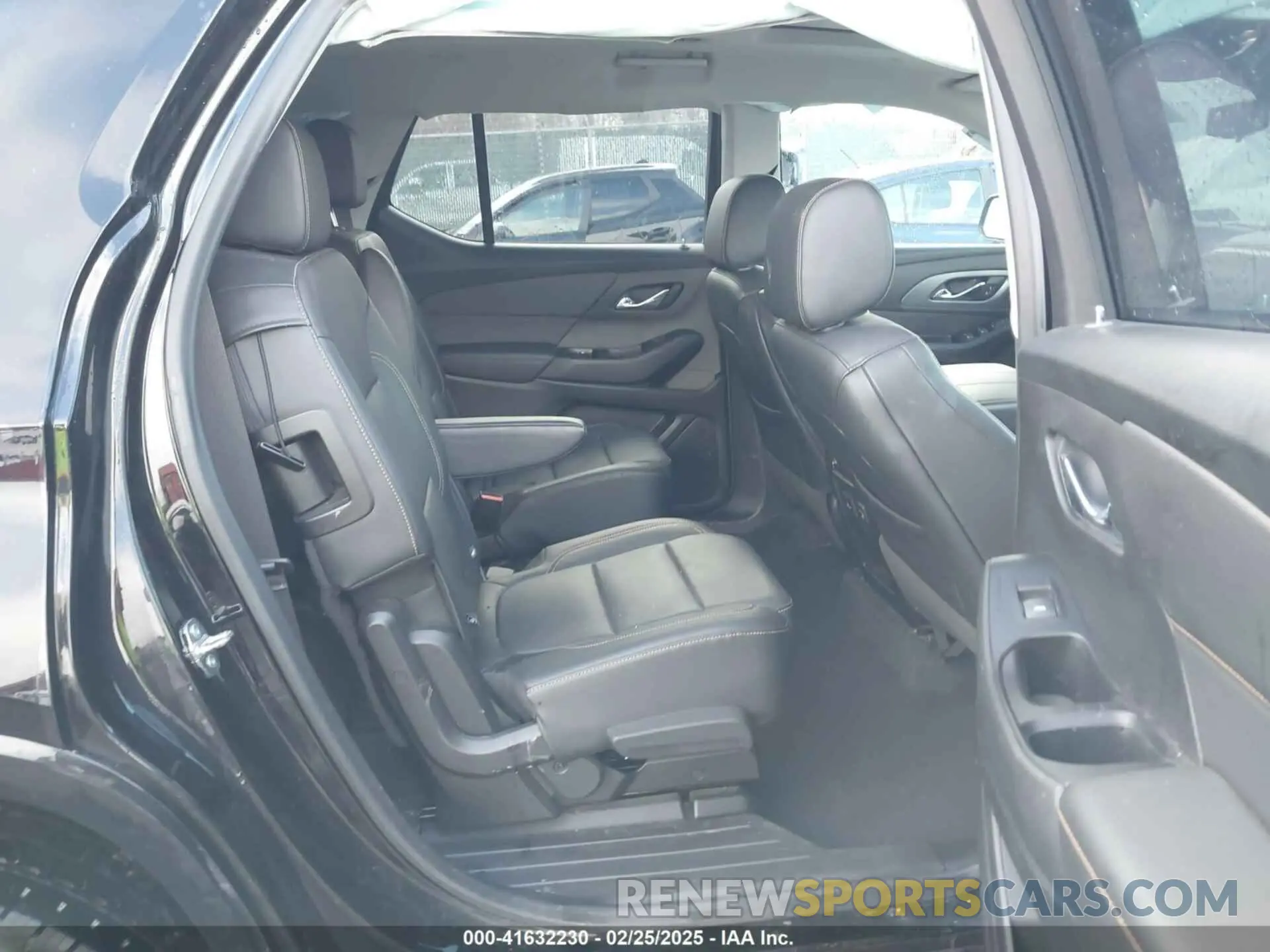 8 Photograph of a damaged car 1GNEVKKW3KJ281770 CHEVROLET TRAVERSE 2019