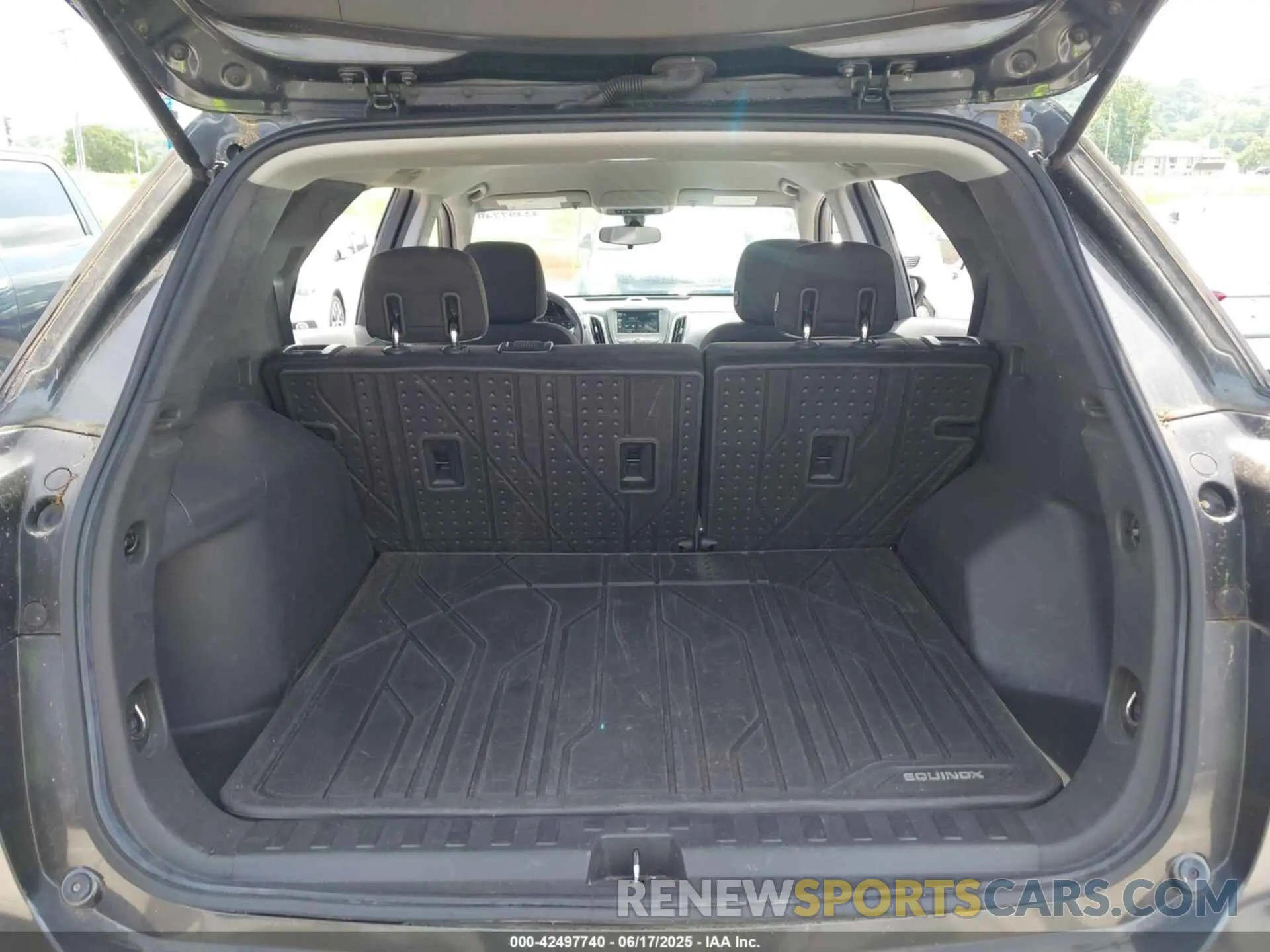 17 Photograph of a damaged car 1GNEVKKW3KJ287097 CHEVROLET TRAVERSE 2019