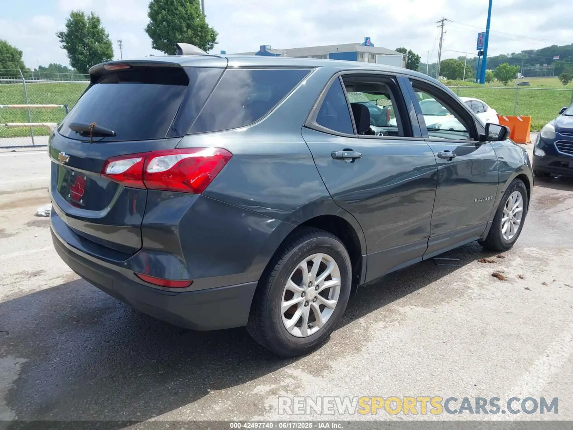 4 Photograph of a damaged car 1GNEVKKW3KJ287097 CHEVROLET TRAVERSE 2019