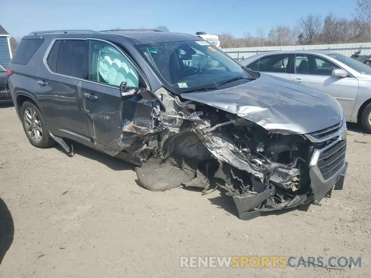 4 Photograph of a damaged car 1GNEVKKW4KJ205362 CHEVROLET TRAVERSE 2019
