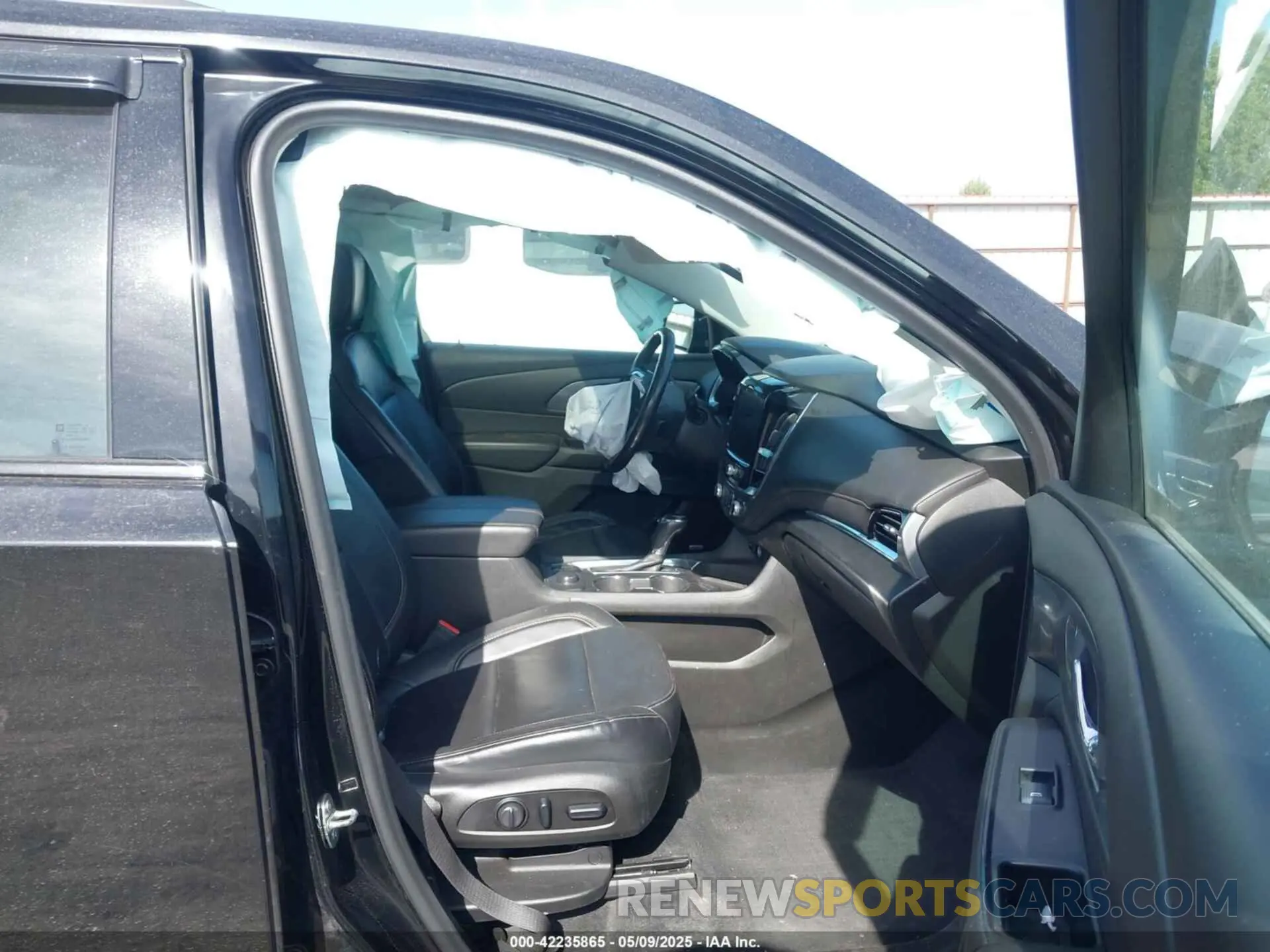 5 Photograph of a damaged car 1GNEVKKW5KJ159900 CHEVROLET TRAVERSE 2019
