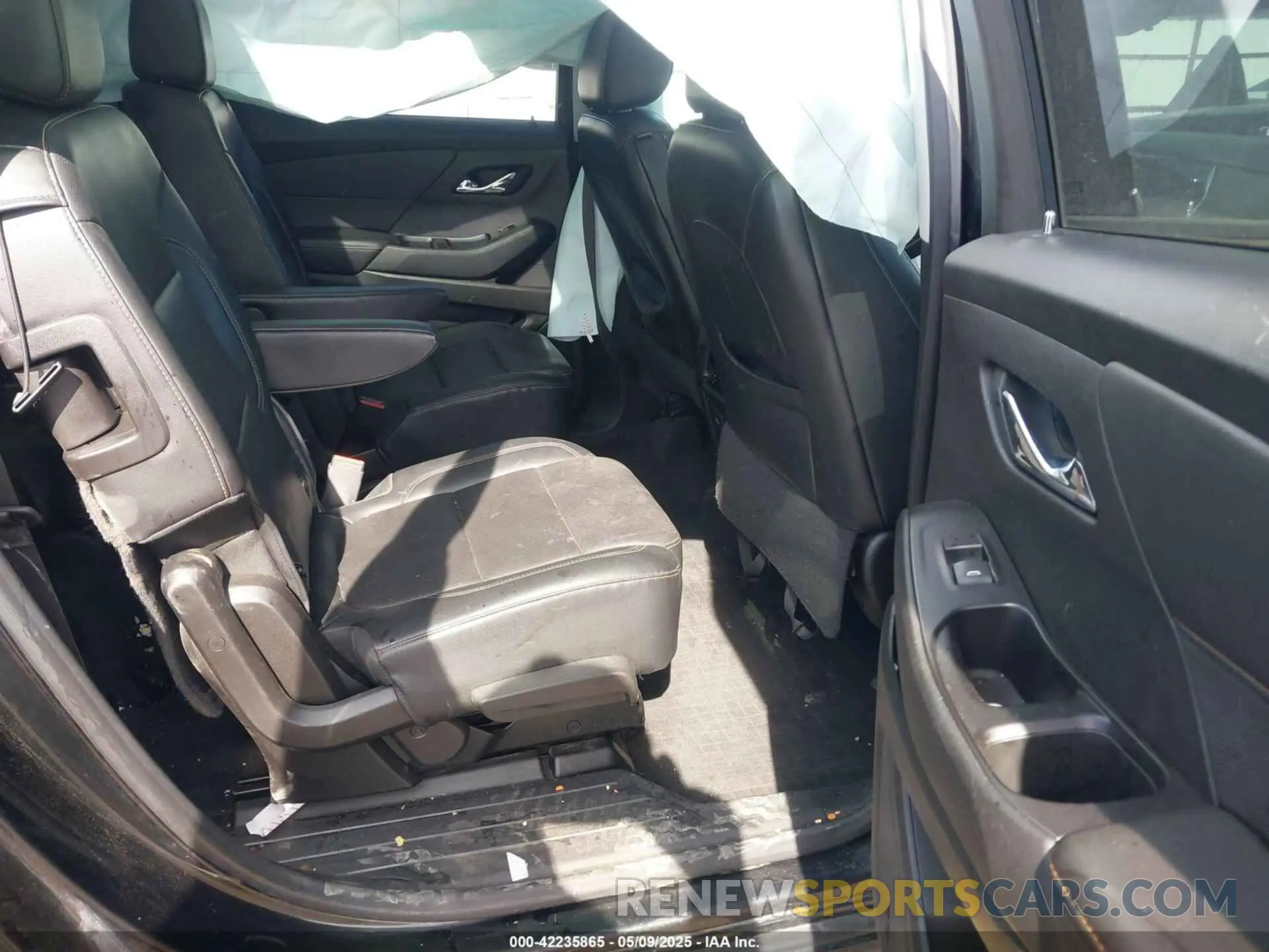8 Photograph of a damaged car 1GNEVKKW5KJ159900 CHEVROLET TRAVERSE 2019