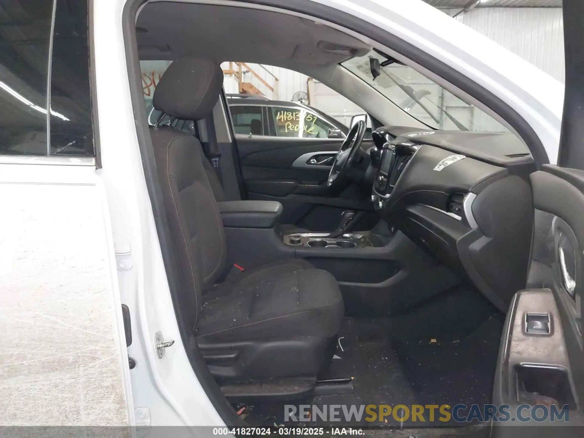 5 Photograph of a damaged car 1GNEVMKWXKJ247921 CHEVROLET TRAVERSE 2019