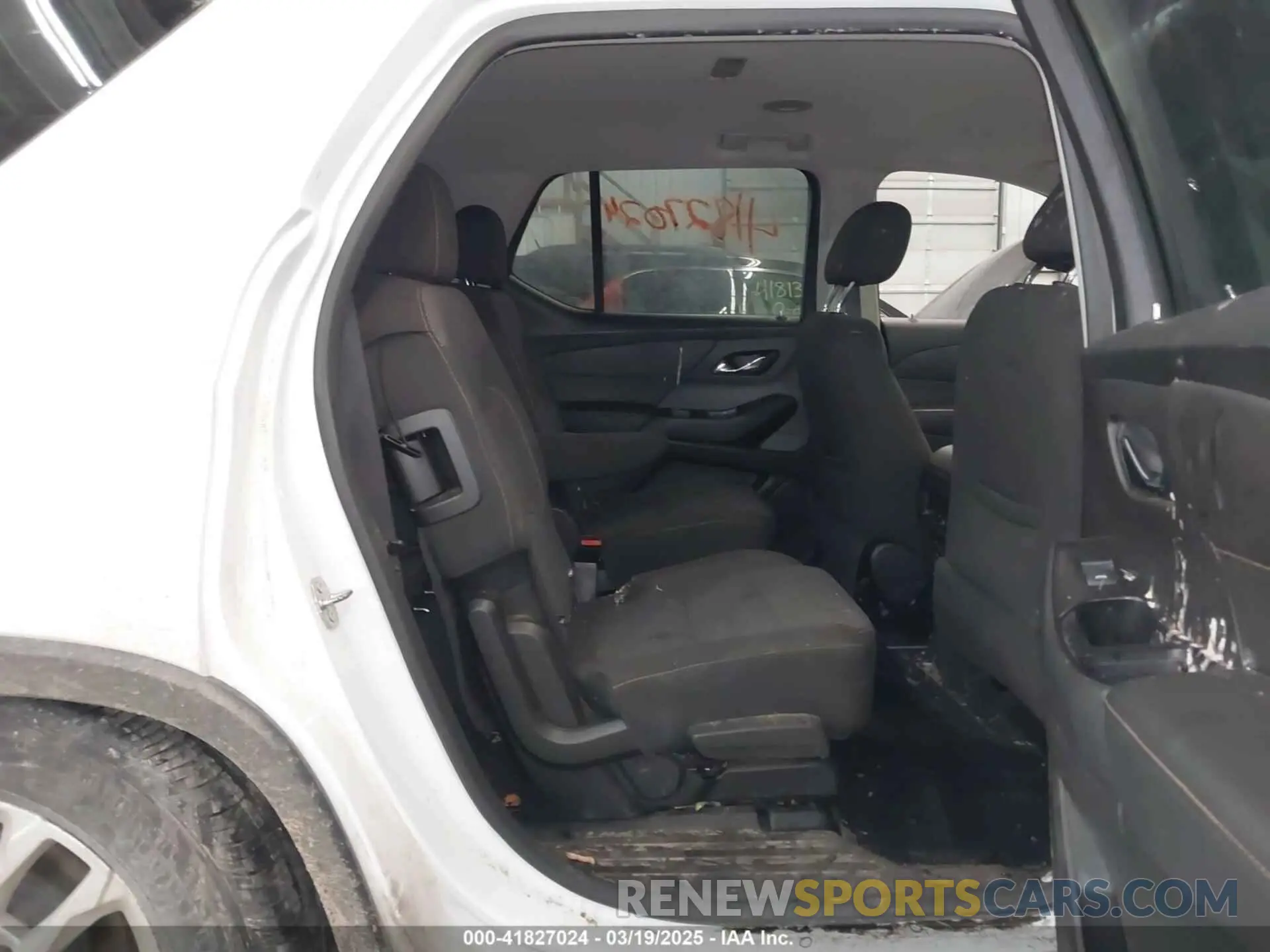 8 Photograph of a damaged car 1GNEVMKWXKJ247921 CHEVROLET TRAVERSE 2019