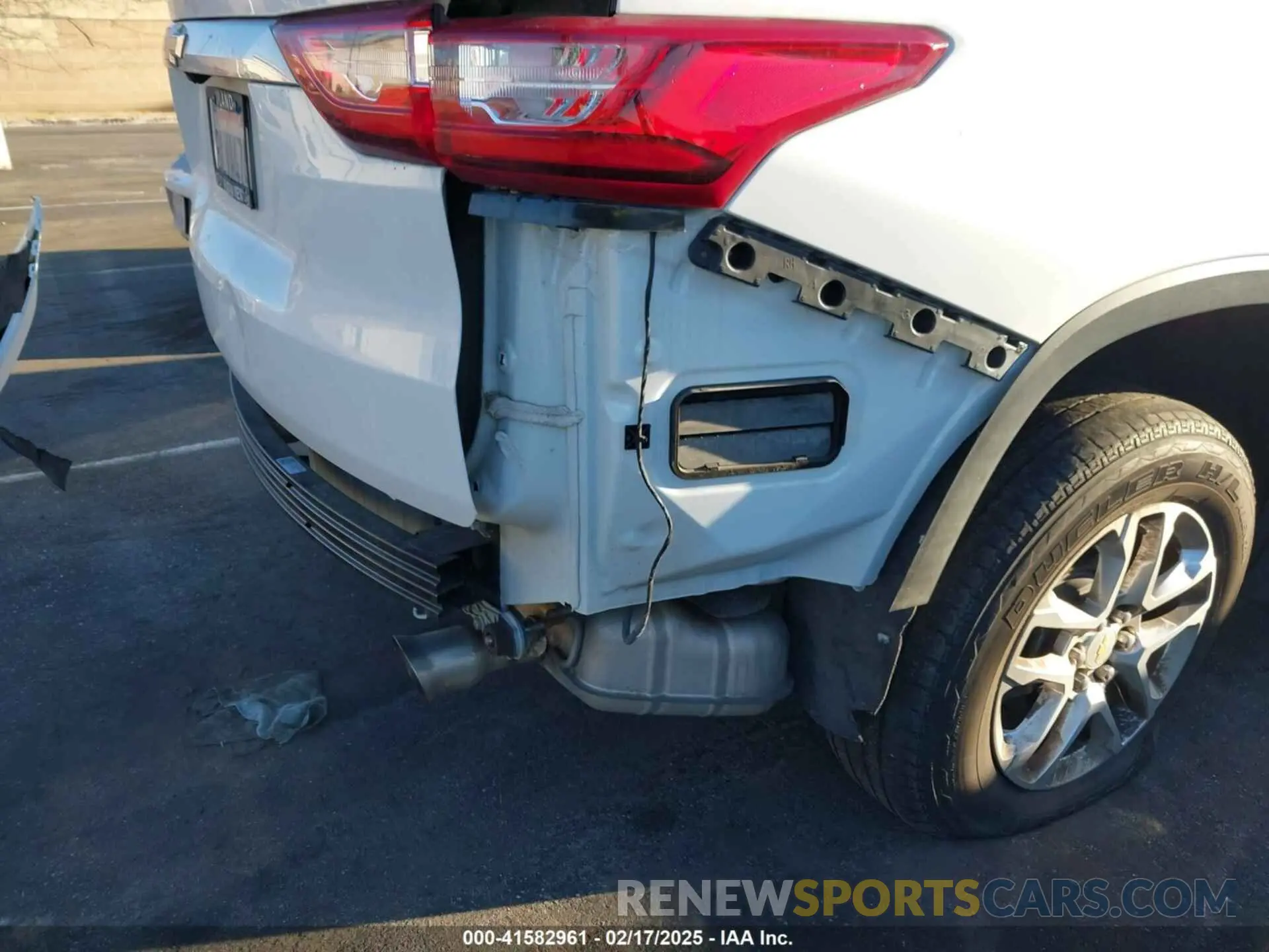 18 Photograph of a damaged car 1GNERFKW0LJ104557 CHEVROLET TRAVERSE 2020