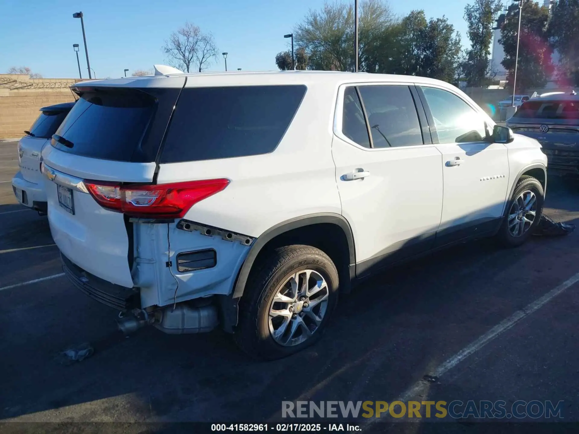 4 Photograph of a damaged car 1GNERFKW0LJ104557 CHEVROLET TRAVERSE 2020