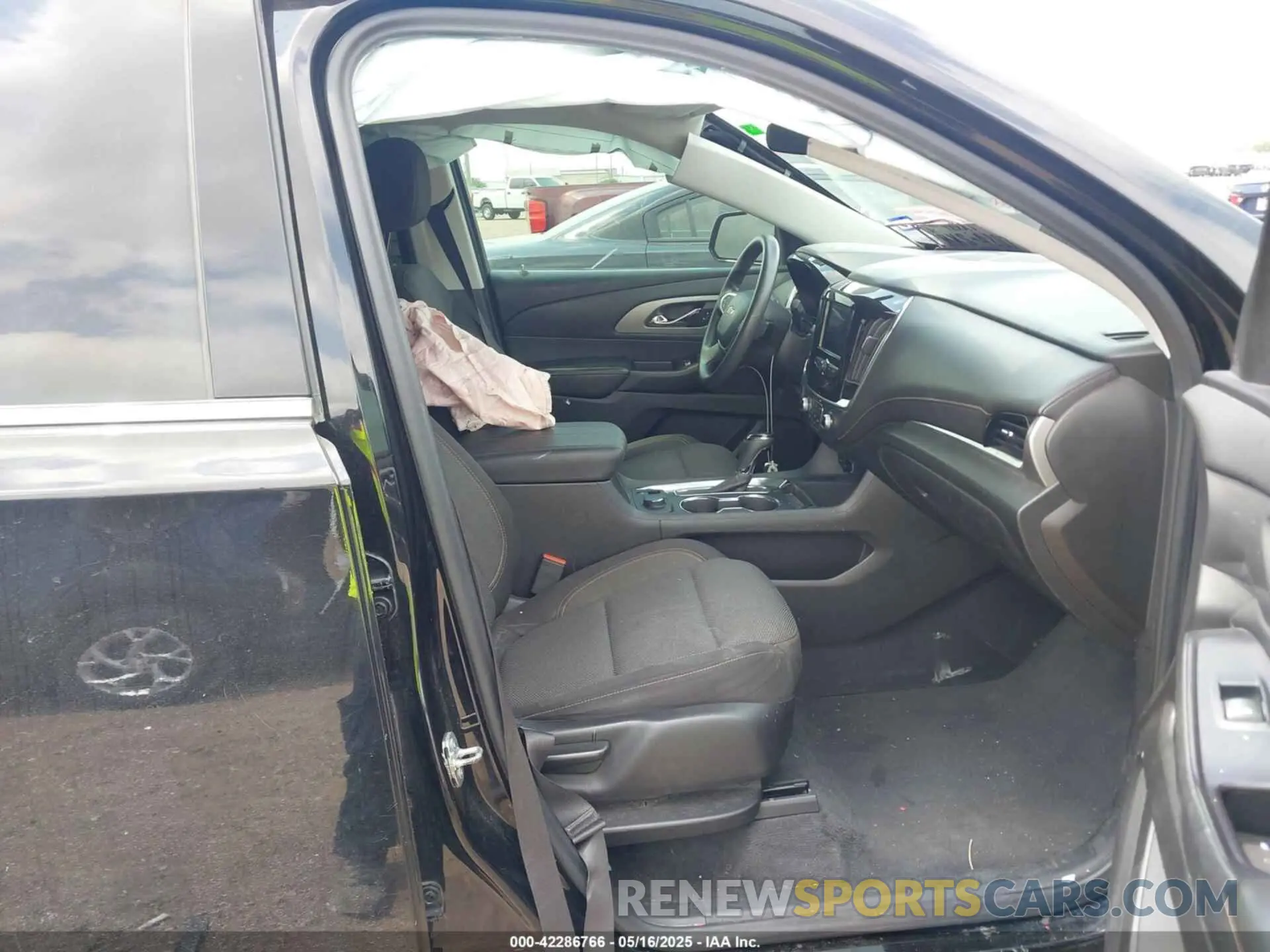 5 Photograph of a damaged car 1GNERFKW0LJ156626 CHEVROLET TRAVERSE 2020