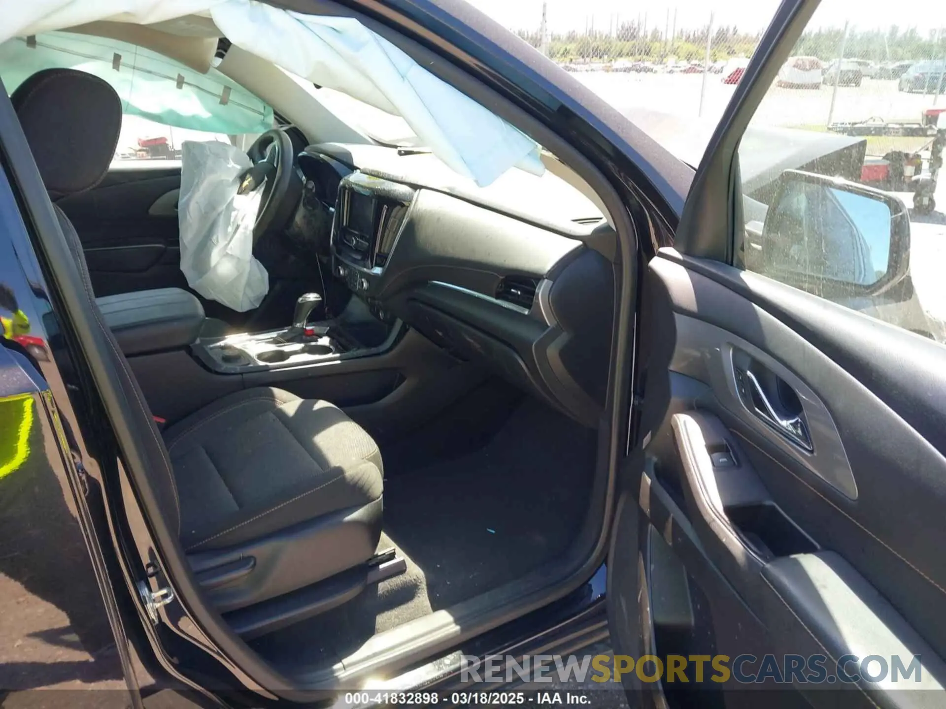 5 Photograph of a damaged car 1GNERFKW1LJ192566 CHEVROLET TRAVERSE 2020