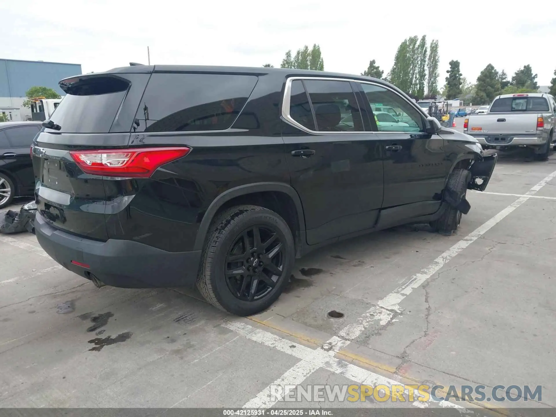 4 Photograph of a damaged car 1GNERFKW2LJ201873 CHEVROLET TRAVERSE 2020