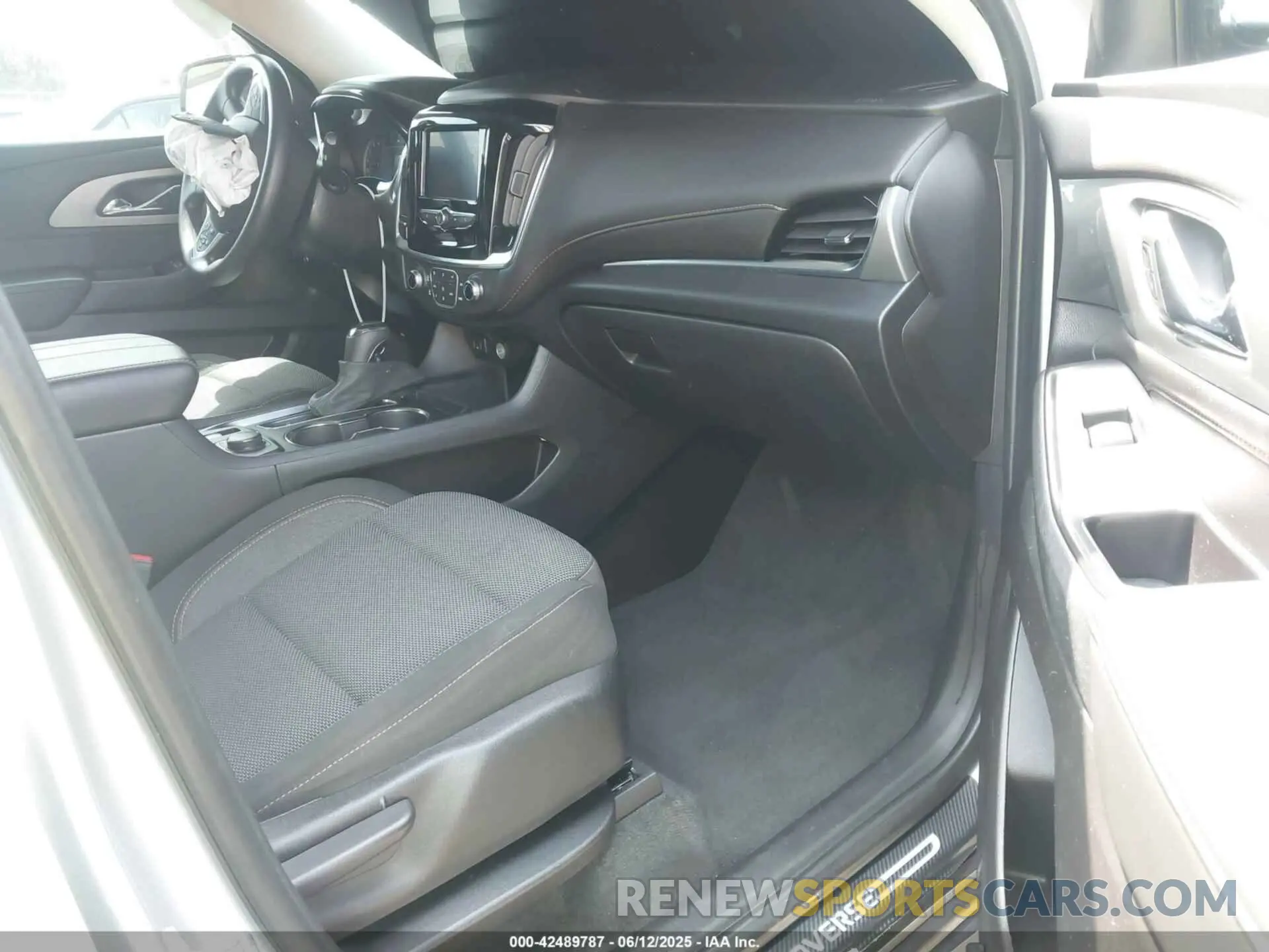 5 Photograph of a damaged car 1GNERFKW3LJ144924 CHEVROLET TRAVERSE 2020