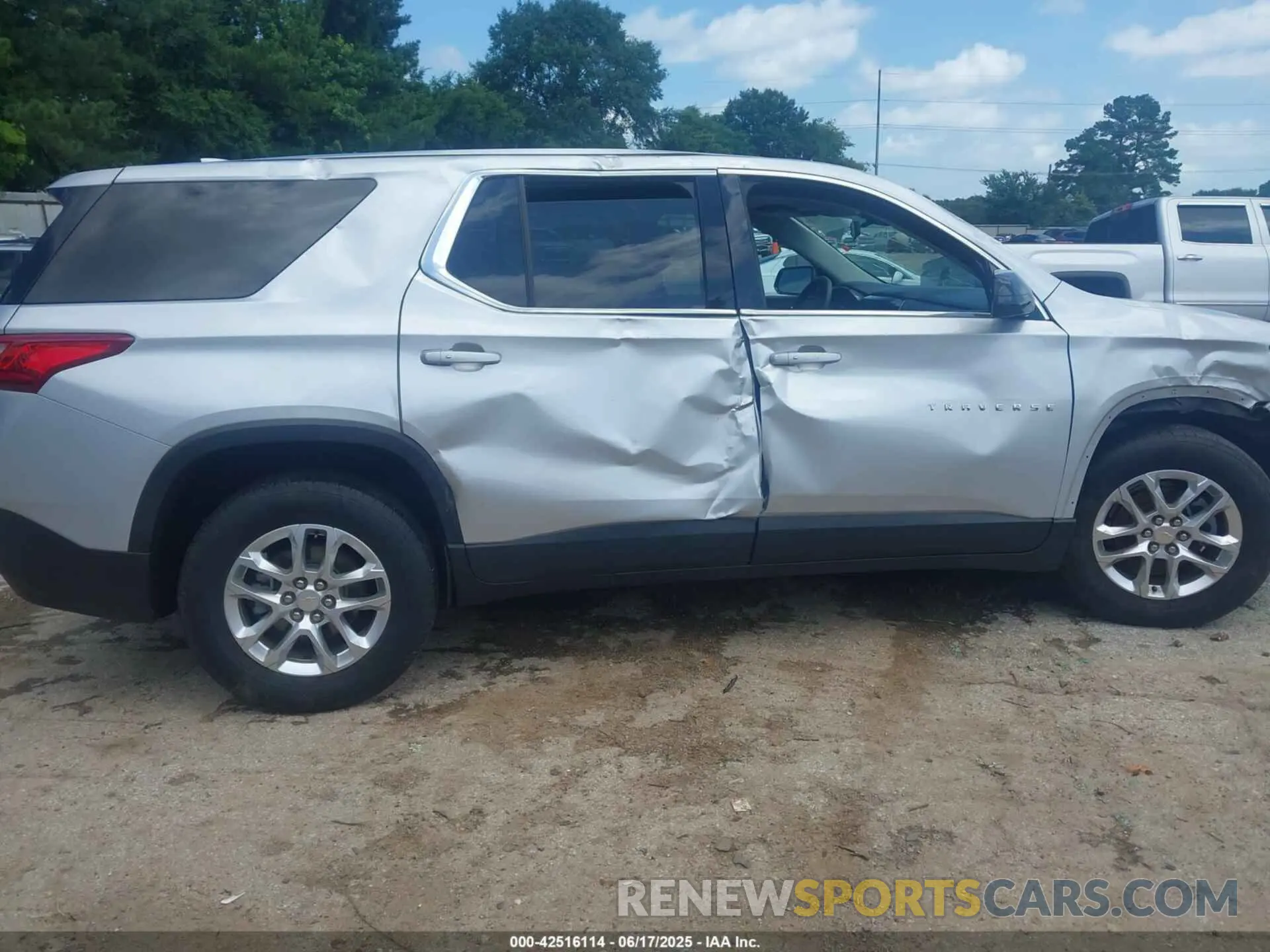 17 Photograph of a damaged car 1GNERFKW3LJ271902 CHEVROLET TRAVERSE 2020
