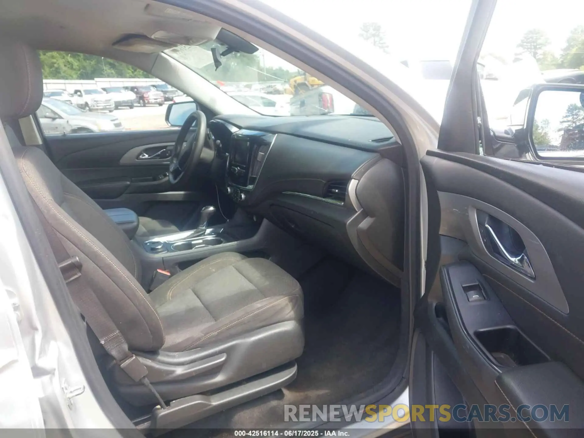 5 Photograph of a damaged car 1GNERFKW3LJ271902 CHEVROLET TRAVERSE 2020