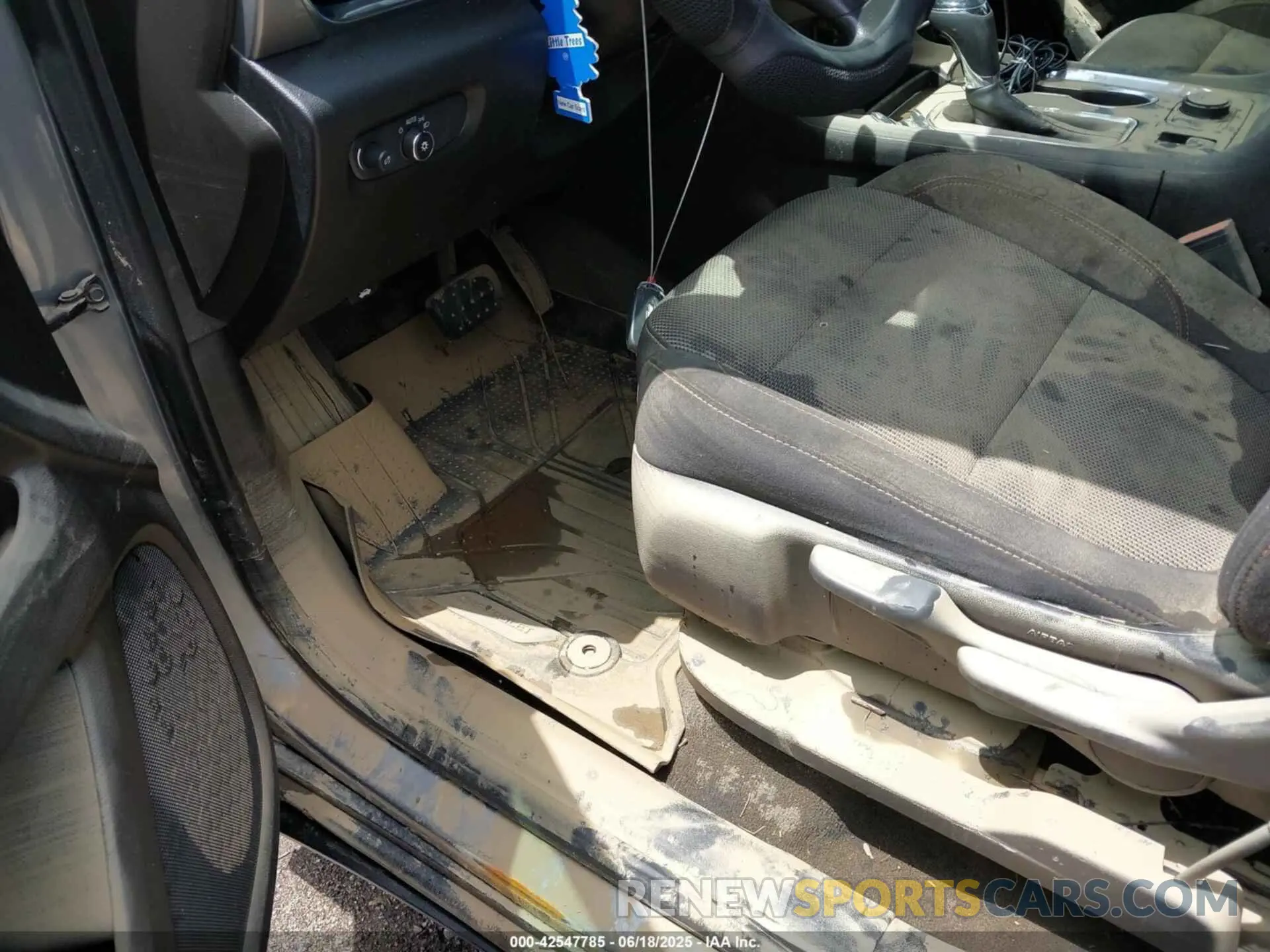 6 Photograph of a damaged car 1GNERFKW5LJ106174 CHEVROLET TRAVERSE 2020