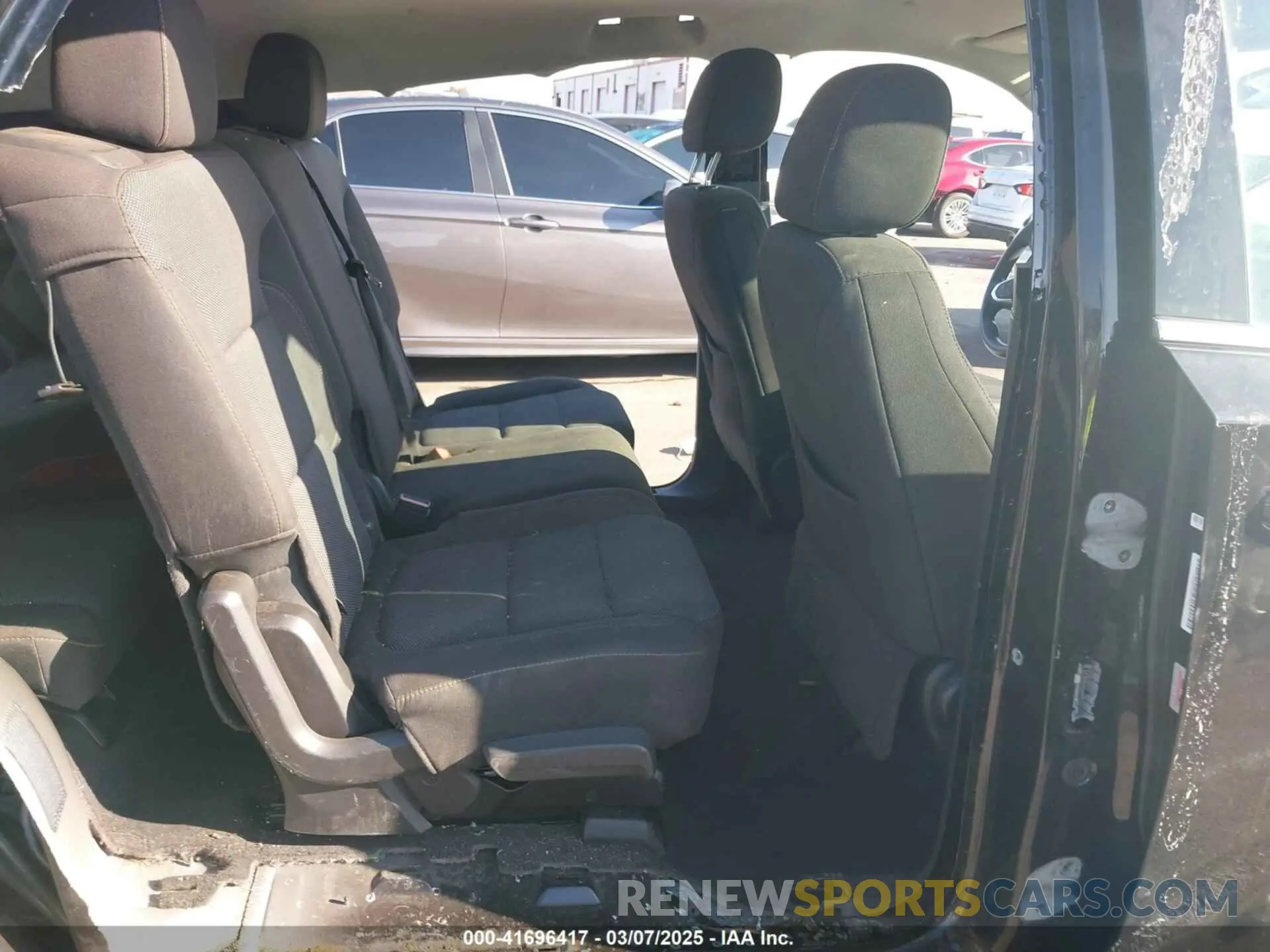 8 Photograph of a damaged car 1GNERFKW5LJ111620 CHEVROLET TRAVERSE 2020