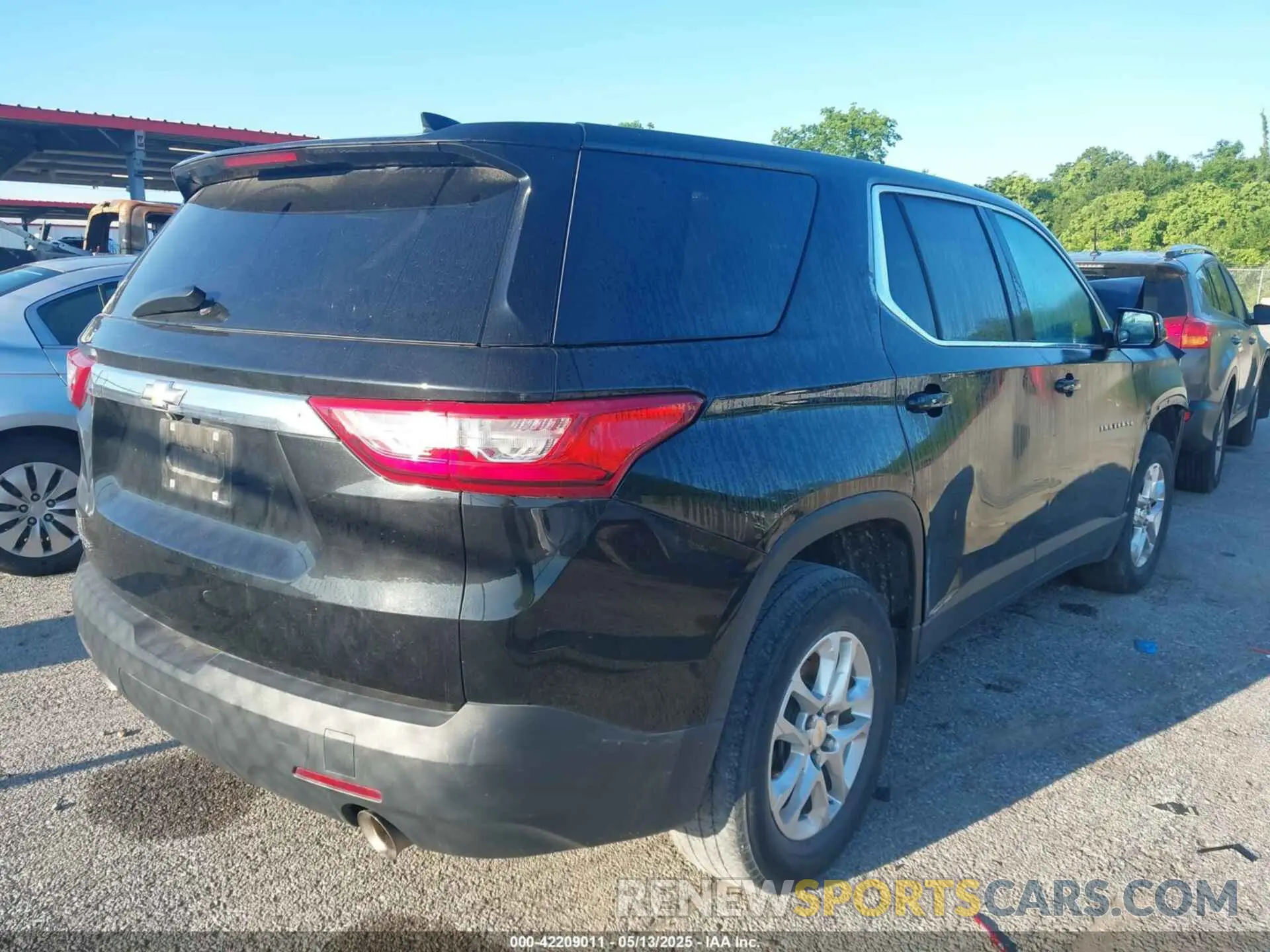 4 Photograph of a damaged car 1GNERFKW8LJ204213 CHEVROLET TRAVERSE 2020
