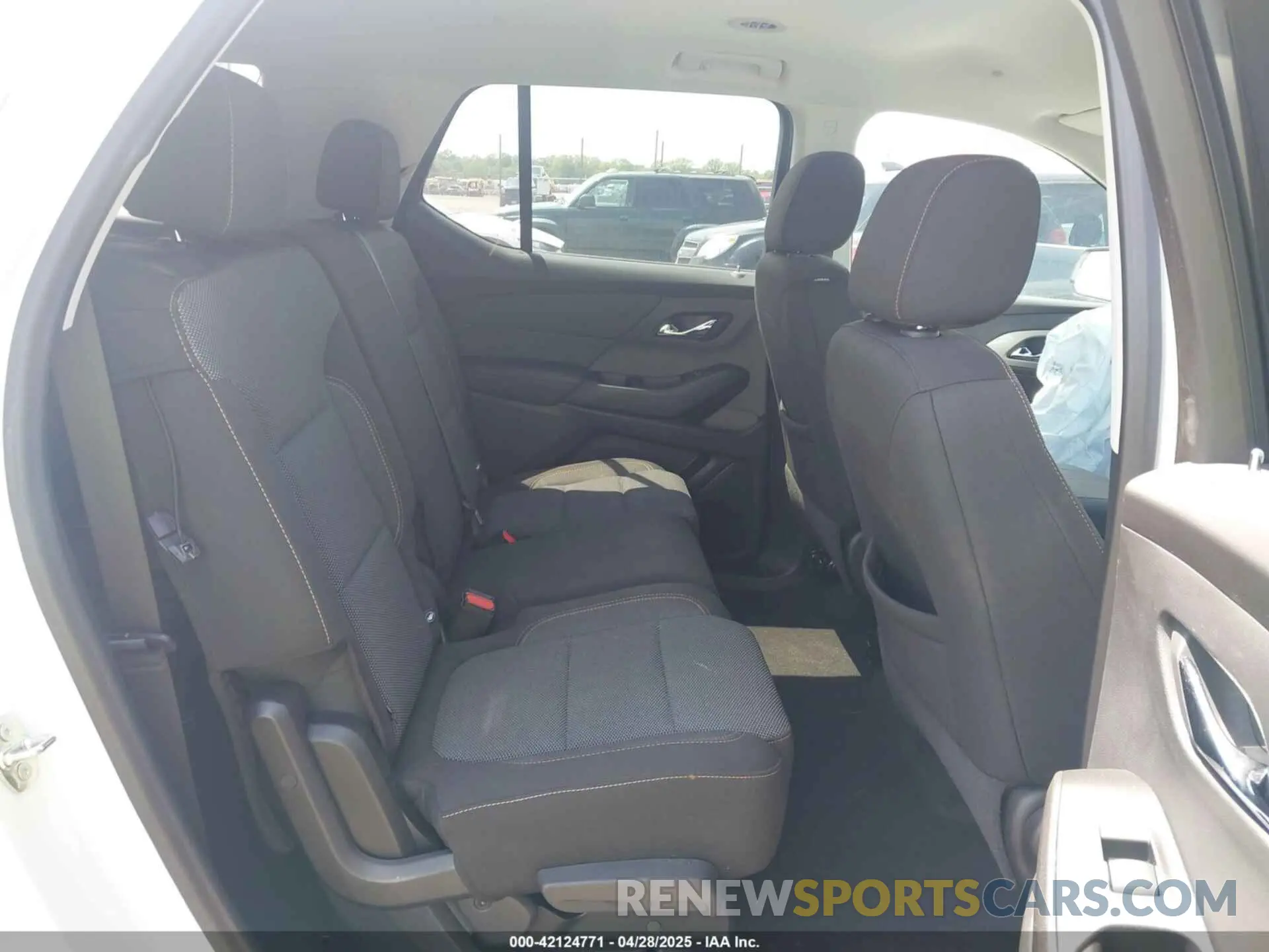 8 Photograph of a damaged car 1GNERFKW8LJ262886 CHEVROLET TRAVERSE 2020