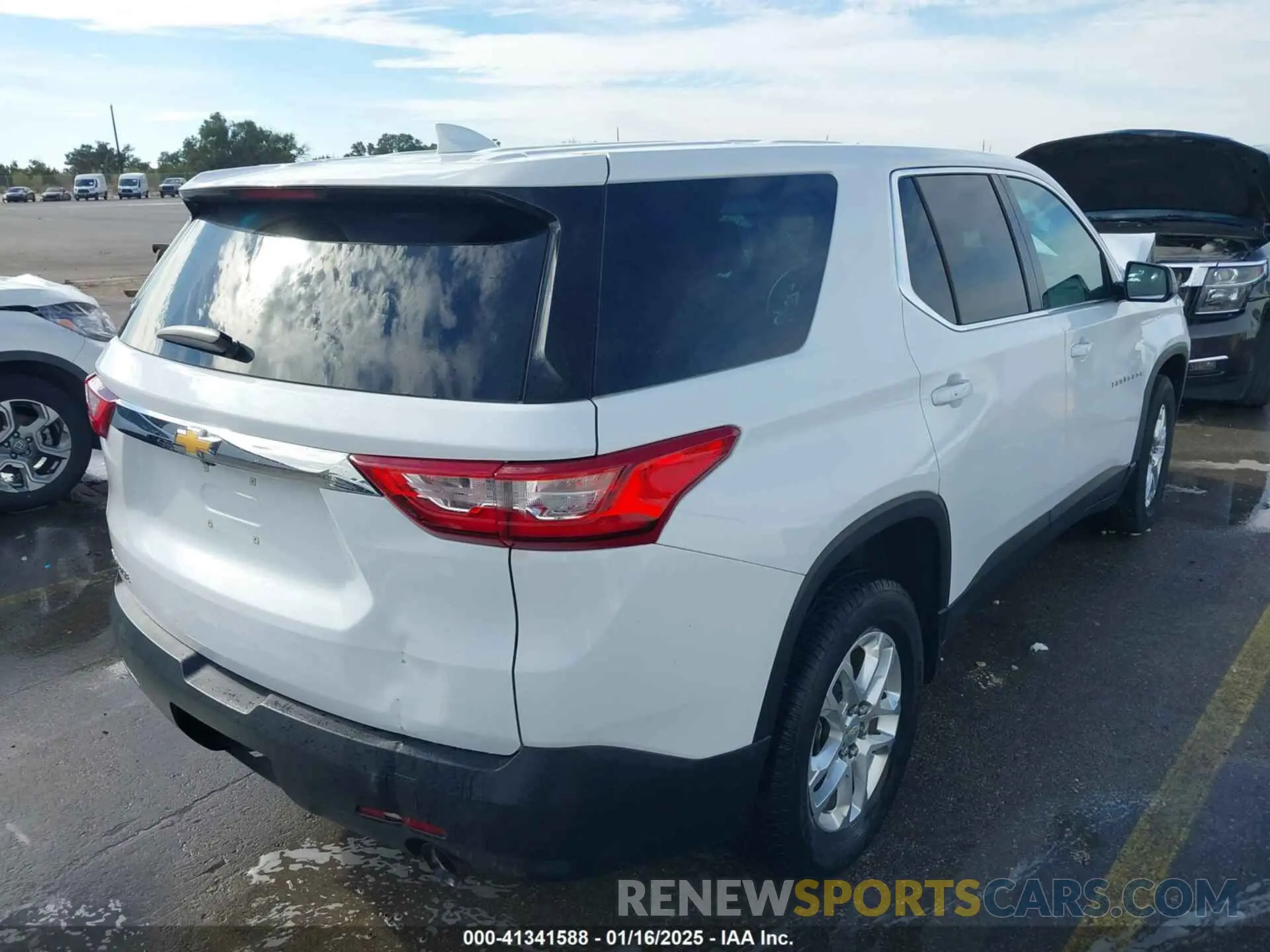 4 Photograph of a damaged car 1GNERFKW9LJ233686 CHEVROLET TRAVERSE 2020