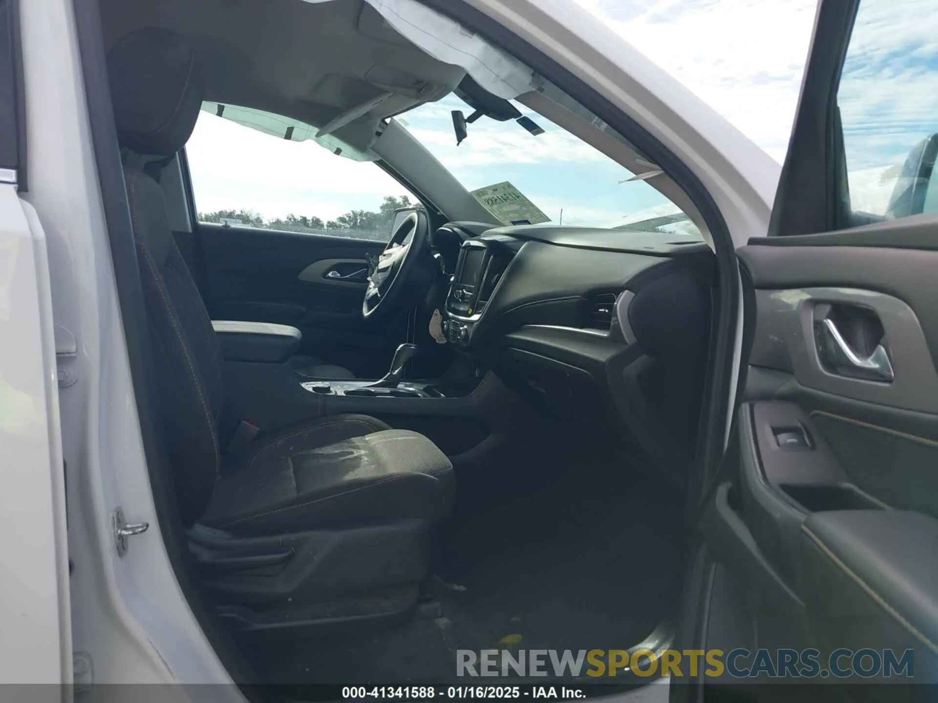 5 Photograph of a damaged car 1GNERFKW9LJ233686 CHEVROLET TRAVERSE 2020