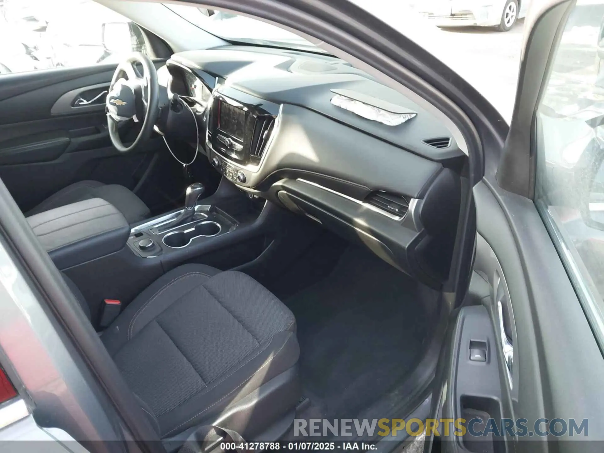 5 Photograph of a damaged car 1GNERFKW9LJ307723 CHEVROLET TRAVERSE 2020