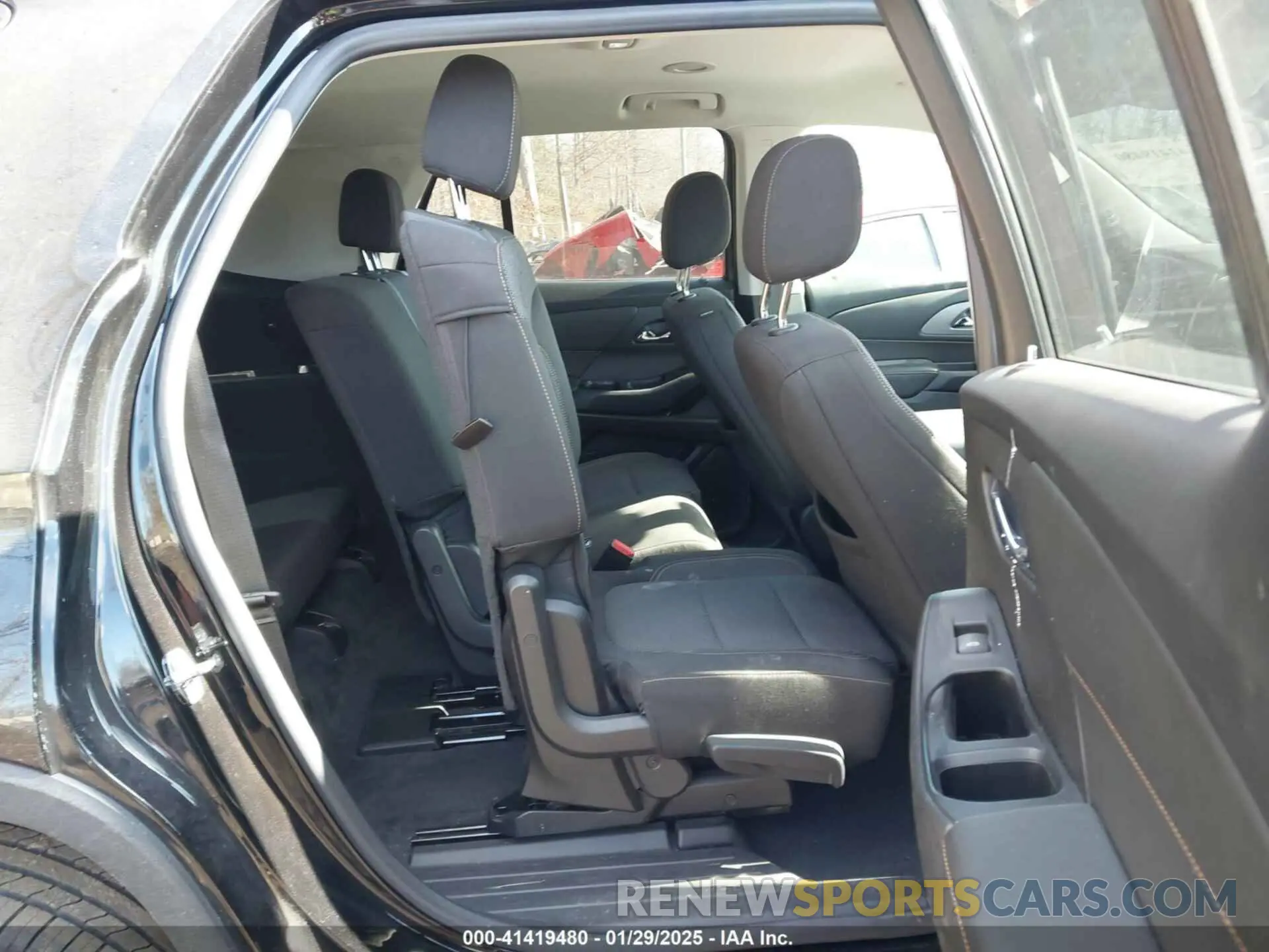 8 Photograph of a damaged car 1GNERFKWXLJ100712 CHEVROLET TRAVERSE 2020