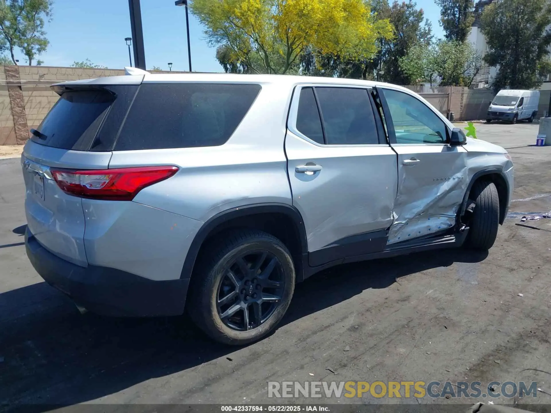 4 Photograph of a damaged car 1GNERFKWXLJ185261 CHEVROLET TRAVERSE 2020
