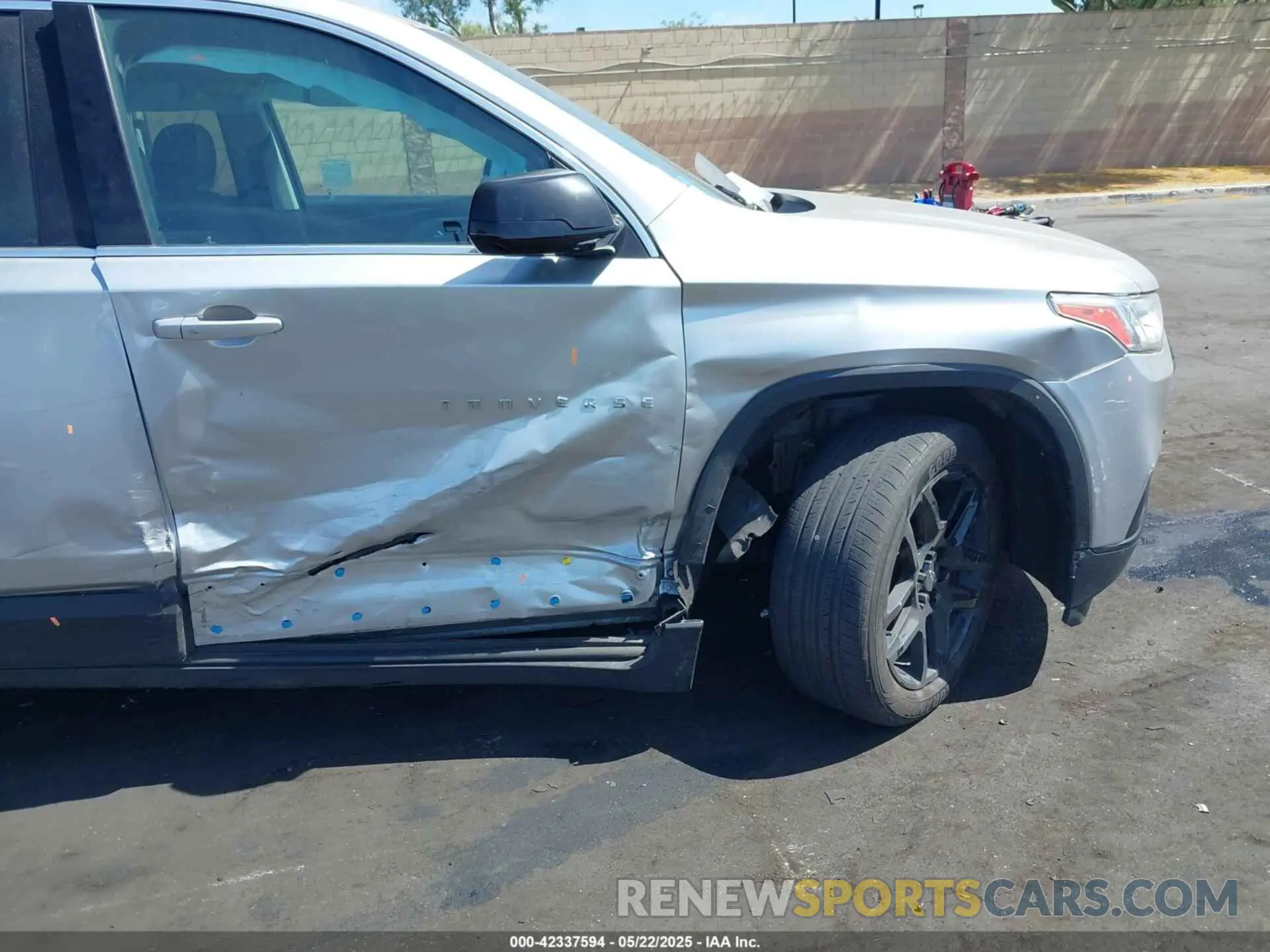 6 Photograph of a damaged car 1GNERFKWXLJ185261 CHEVROLET TRAVERSE 2020