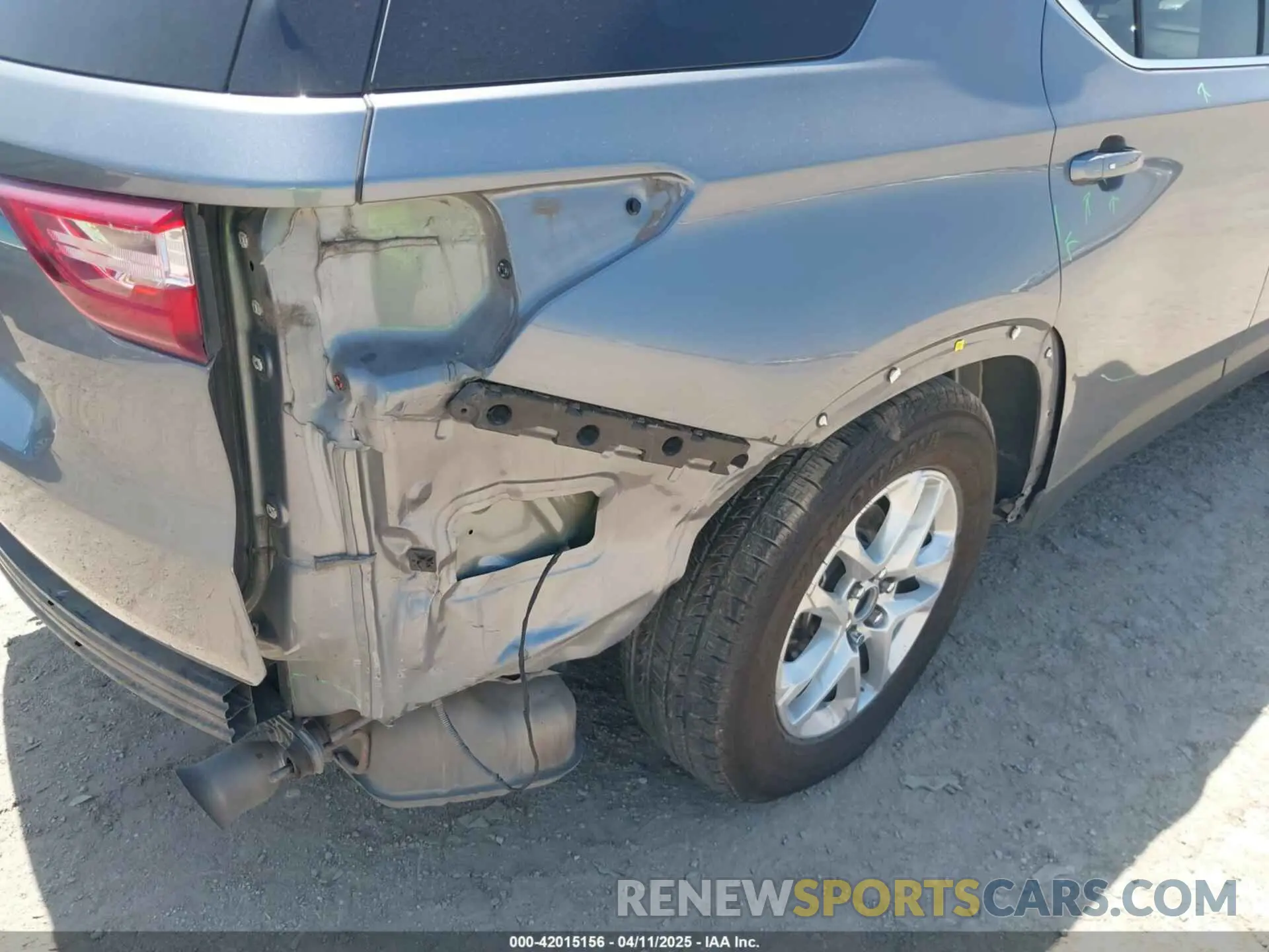 6 Photograph of a damaged car 1GNERFKWXLJ275364 CHEVROLET TRAVERSE 2020
