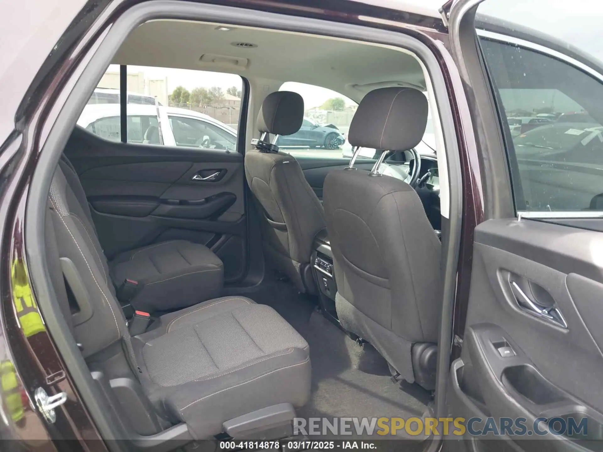 8 Photograph of a damaged car 1GNERGKW0LJ200372 CHEVROLET TRAVERSE 2020