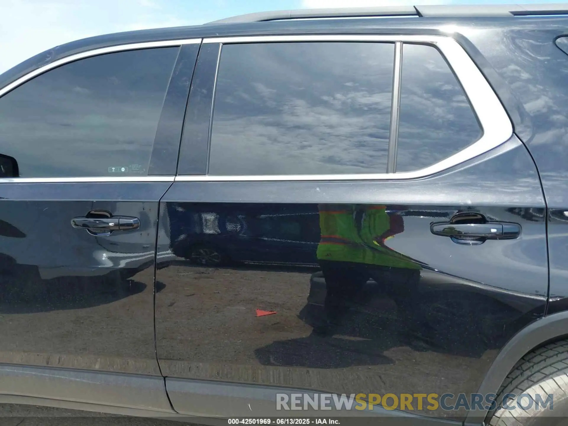 13 Photograph of a damaged car 1GNERGKW0LJ299498 CHEVROLET TRAVERSE 2020