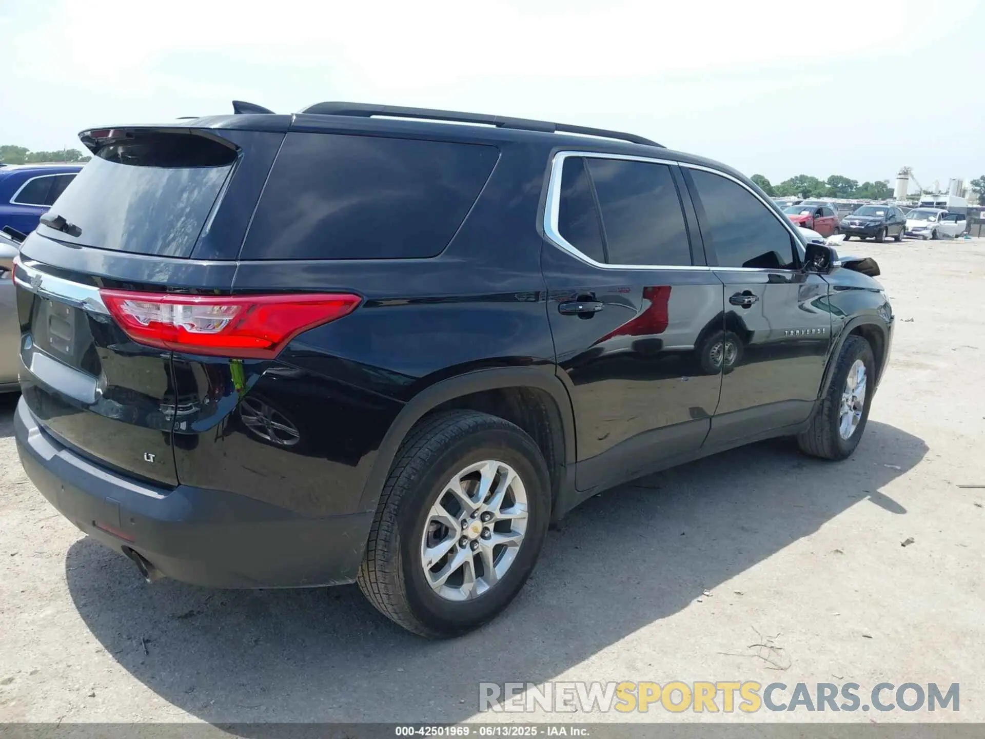 4 Photograph of a damaged car 1GNERGKW0LJ299498 CHEVROLET TRAVERSE 2020