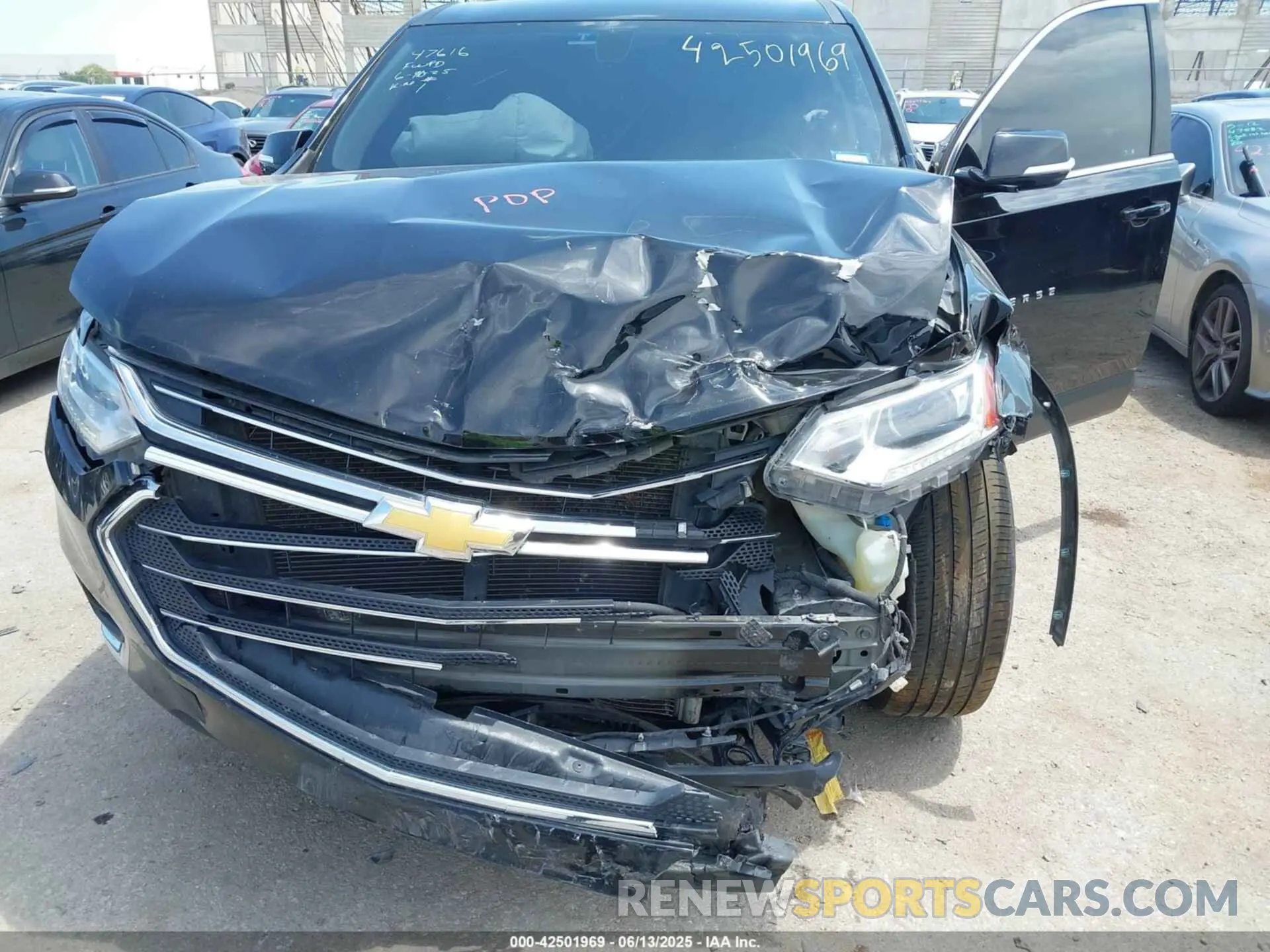 6 Photograph of a damaged car 1GNERGKW0LJ299498 CHEVROLET TRAVERSE 2020