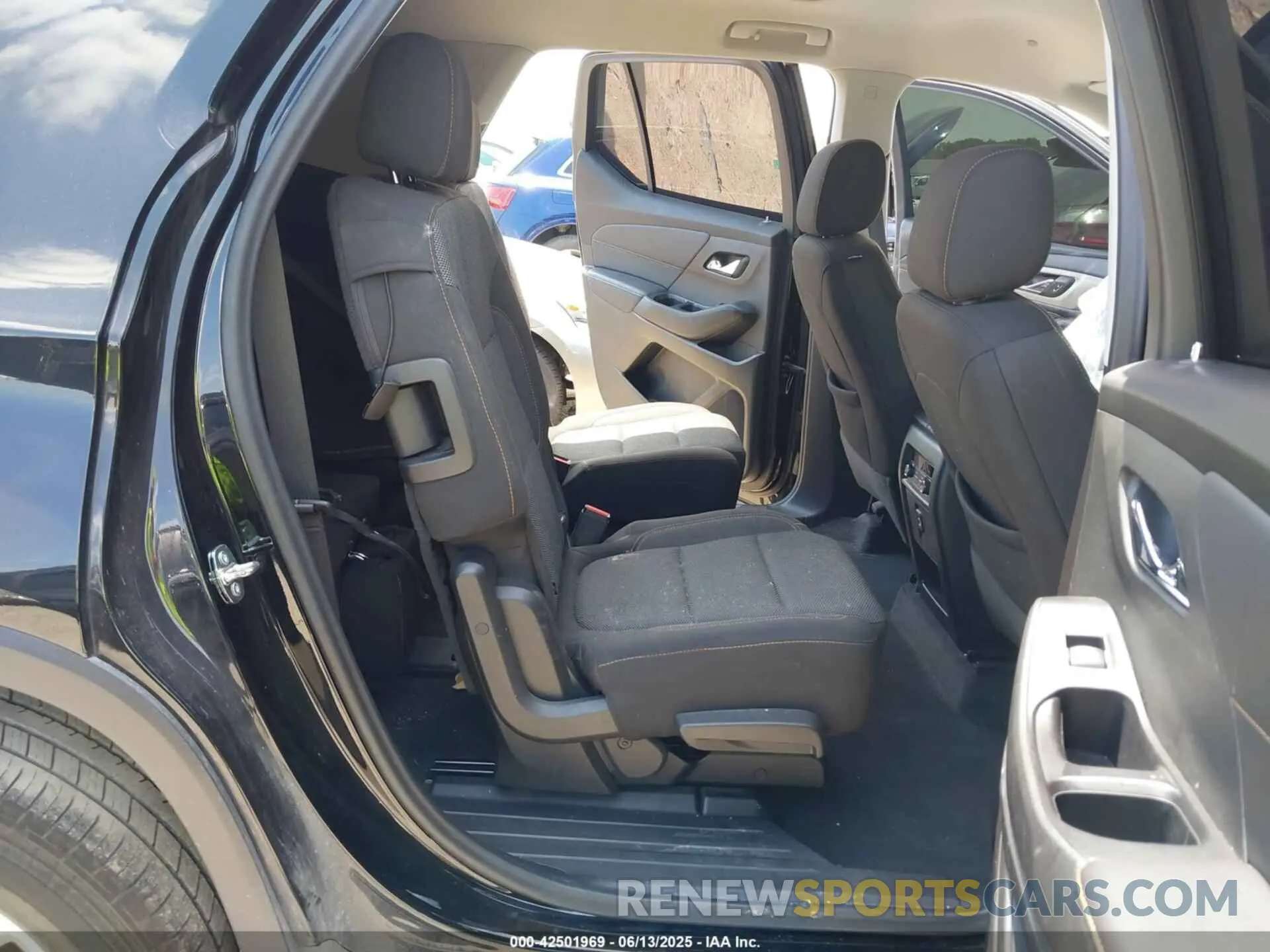 8 Photograph of a damaged car 1GNERGKW0LJ299498 CHEVROLET TRAVERSE 2020