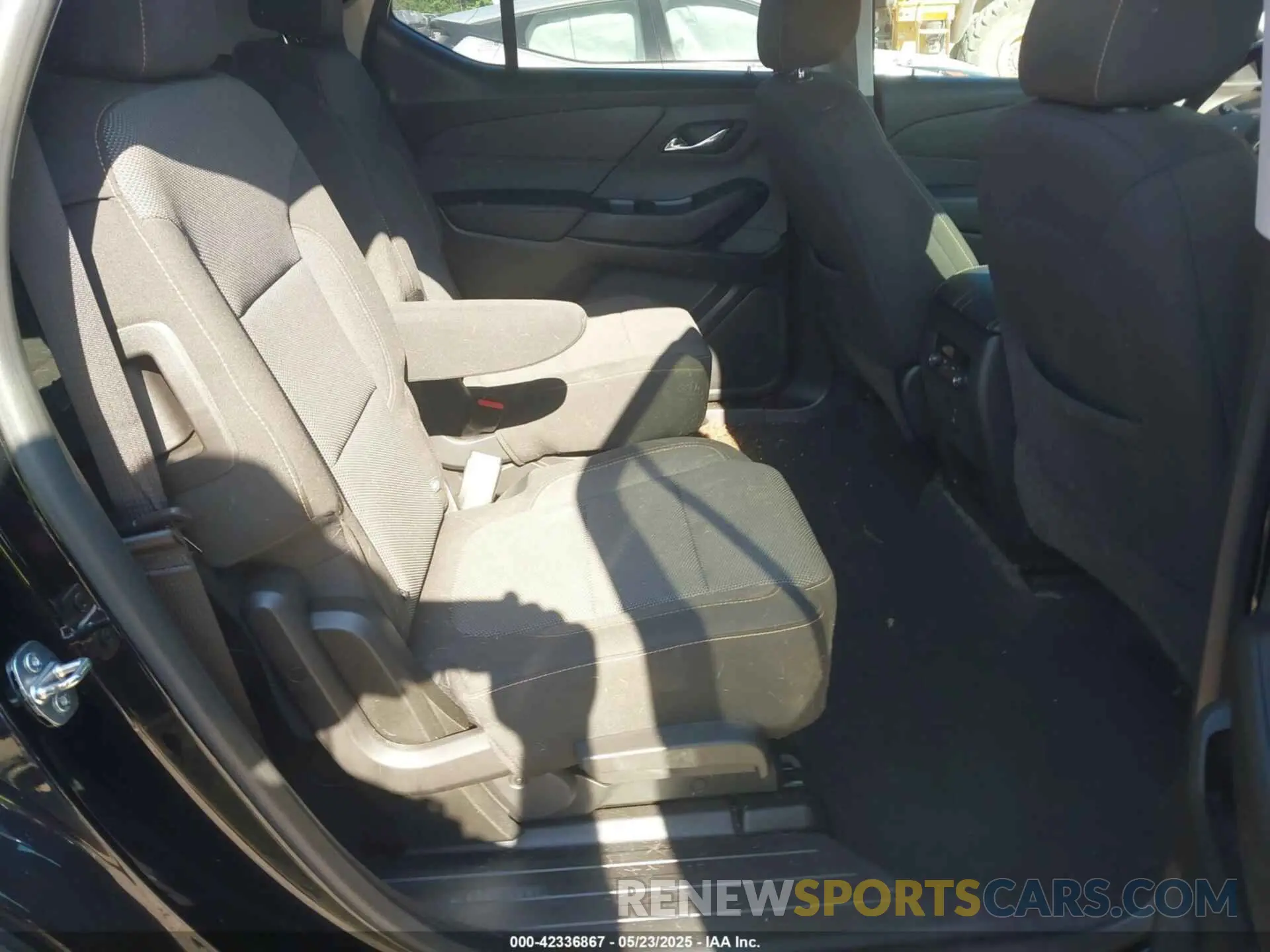 8 Photograph of a damaged car 1GNERGKW0LJ305039 CHEVROLET TRAVERSE 2020