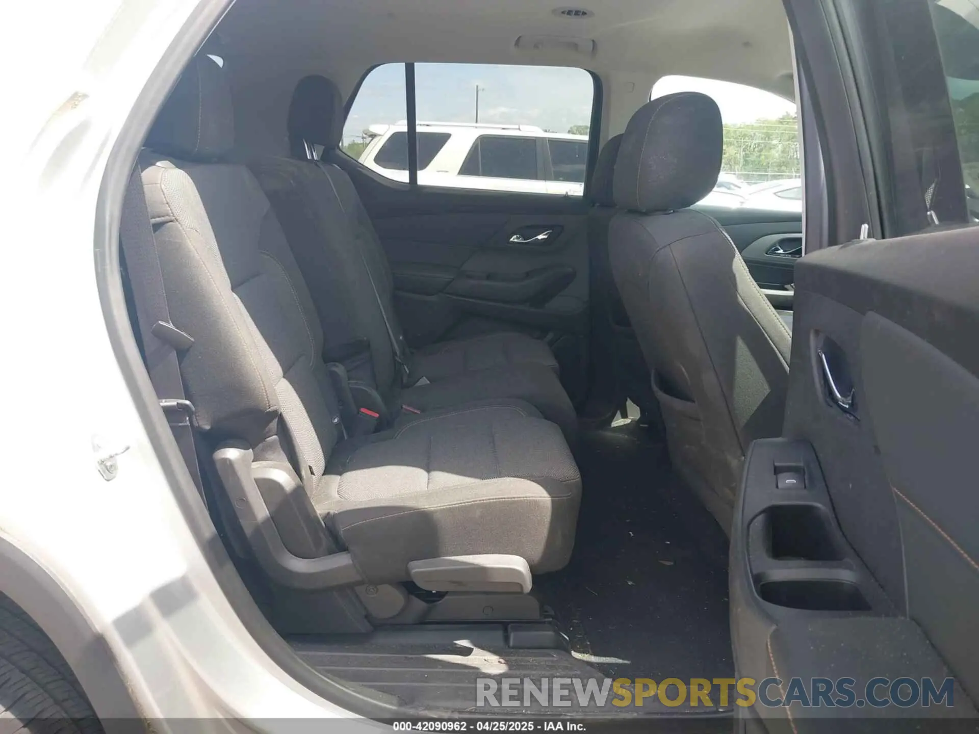 8 Photograph of a damaged car 1GNERGKW0LJ306000 CHEVROLET TRAVERSE 2020