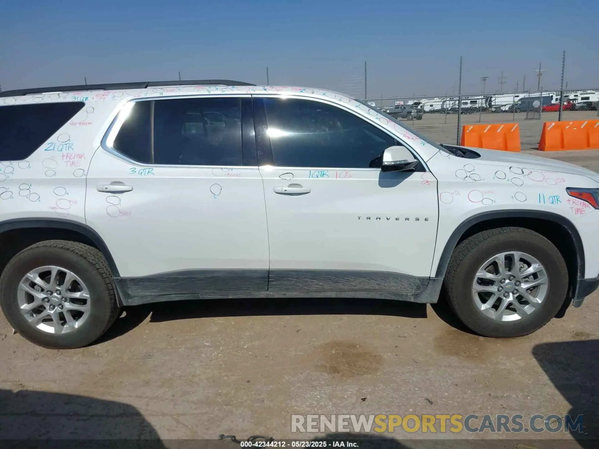 13 Photograph of a damaged car 1GNERGKW0LJ313013 CHEVROLET TRAVERSE 2020