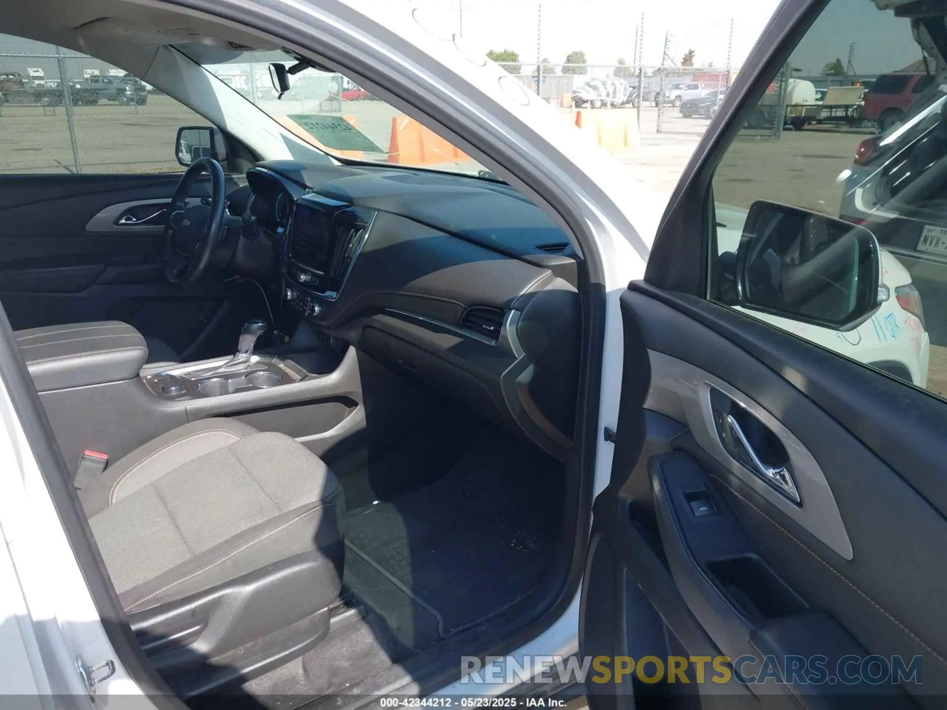 5 Photograph of a damaged car 1GNERGKW0LJ313013 CHEVROLET TRAVERSE 2020