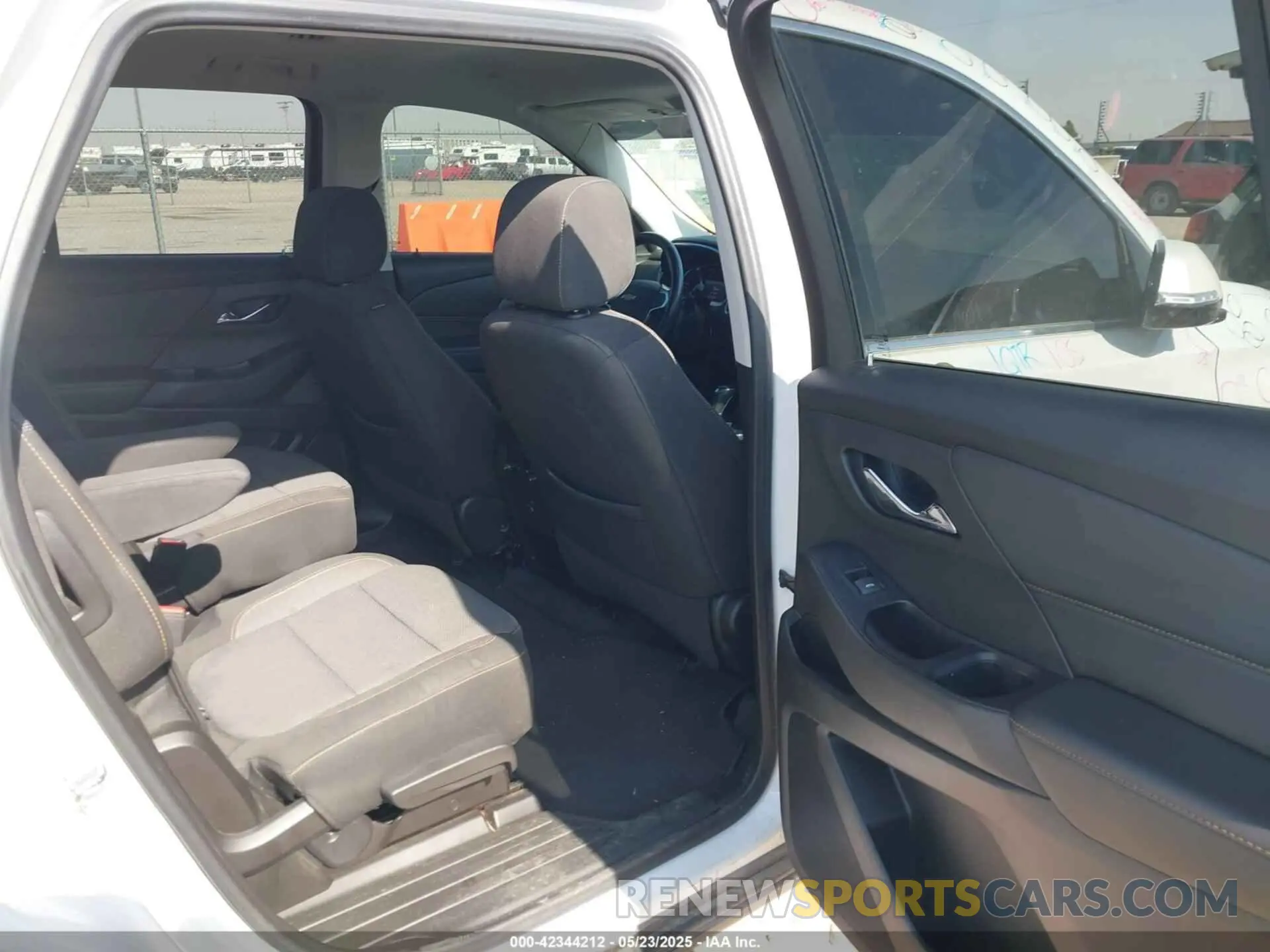 8 Photograph of a damaged car 1GNERGKW0LJ313013 CHEVROLET TRAVERSE 2020