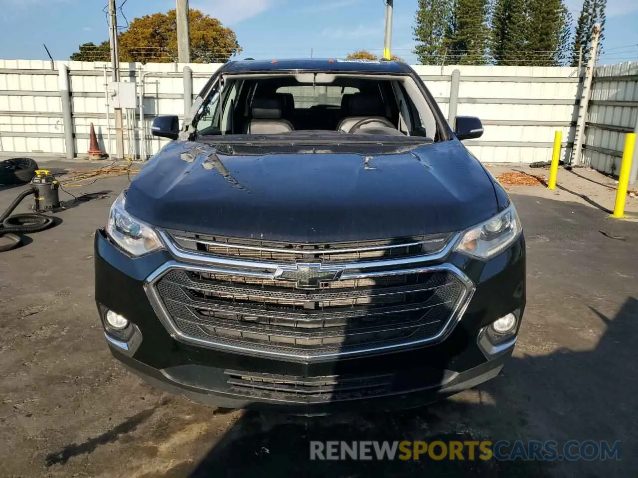 5 Photograph of a damaged car 1GNERGKW0LJ323783 CHEVROLET TRAVERSE 2020