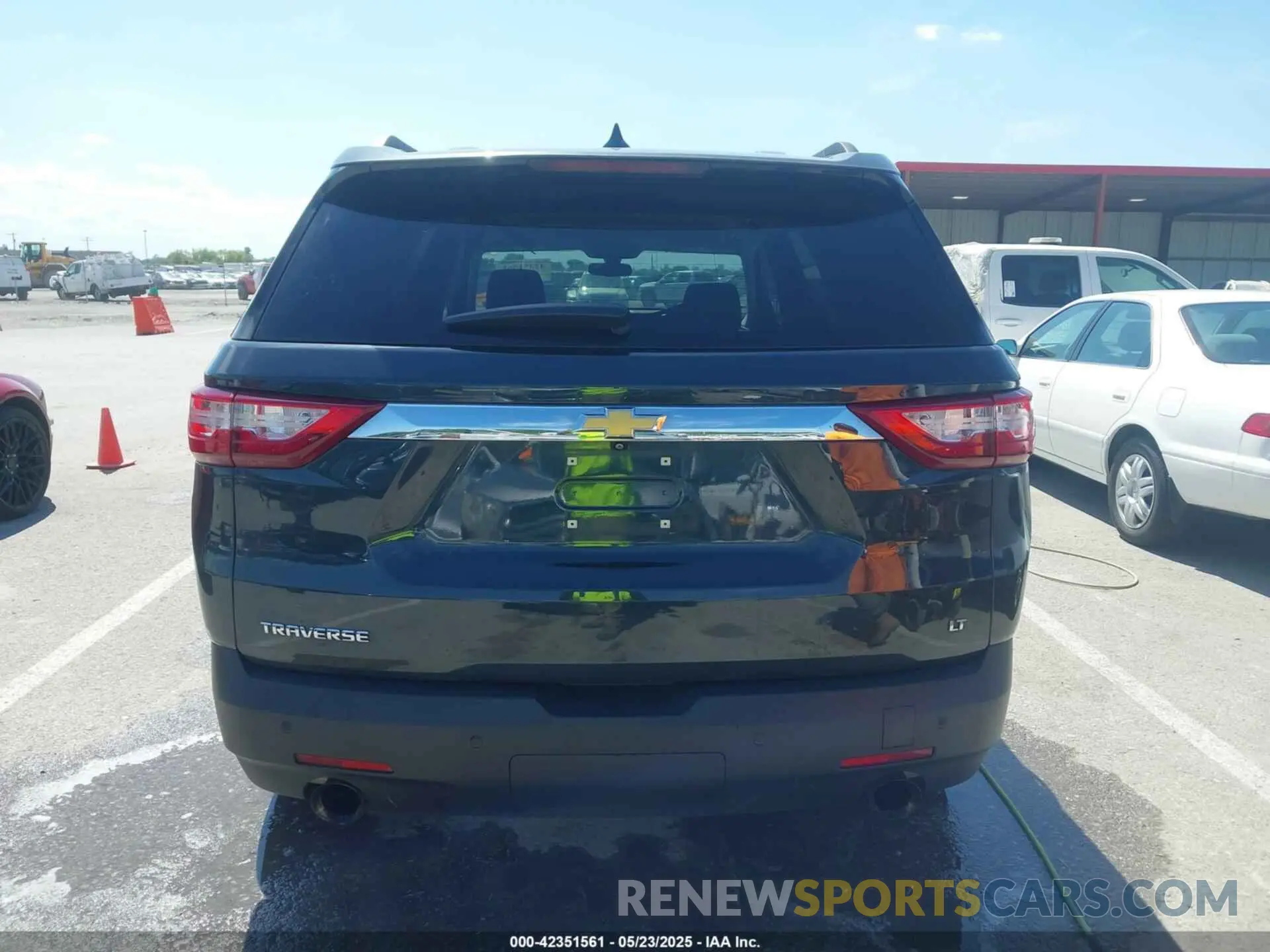 17 Photograph of a damaged car 1GNERGKW1LJ111250 CHEVROLET TRAVERSE 2020