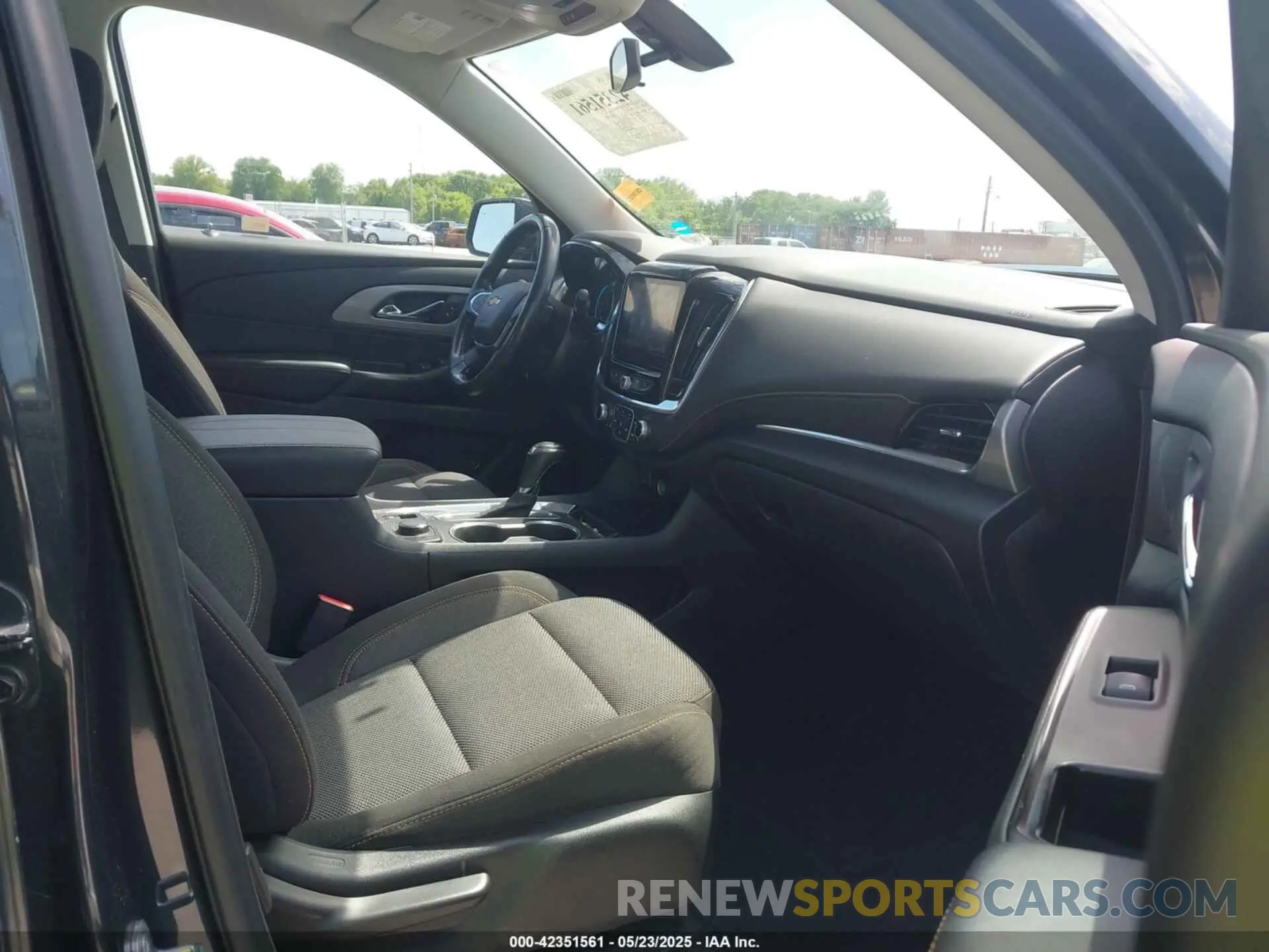 5 Photograph of a damaged car 1GNERGKW1LJ111250 CHEVROLET TRAVERSE 2020