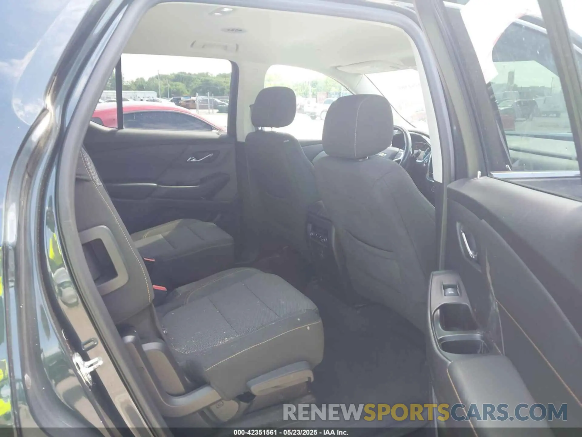 8 Photograph of a damaged car 1GNERGKW1LJ111250 CHEVROLET TRAVERSE 2020