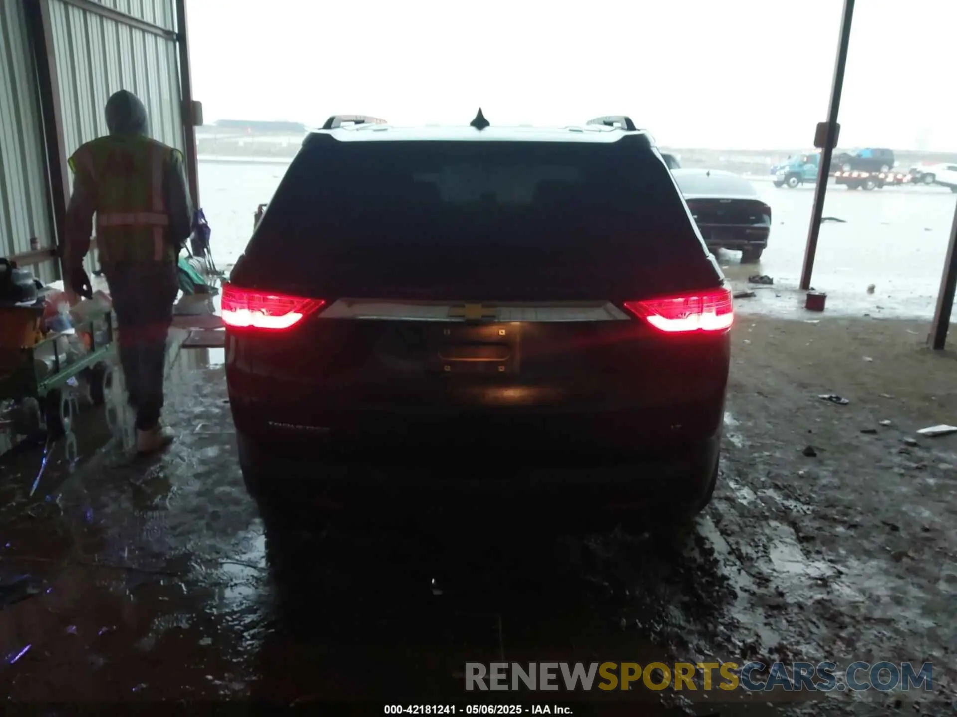 16 Photograph of a damaged car 1GNERGKW1LJ206682 CHEVROLET TRAVERSE 2020