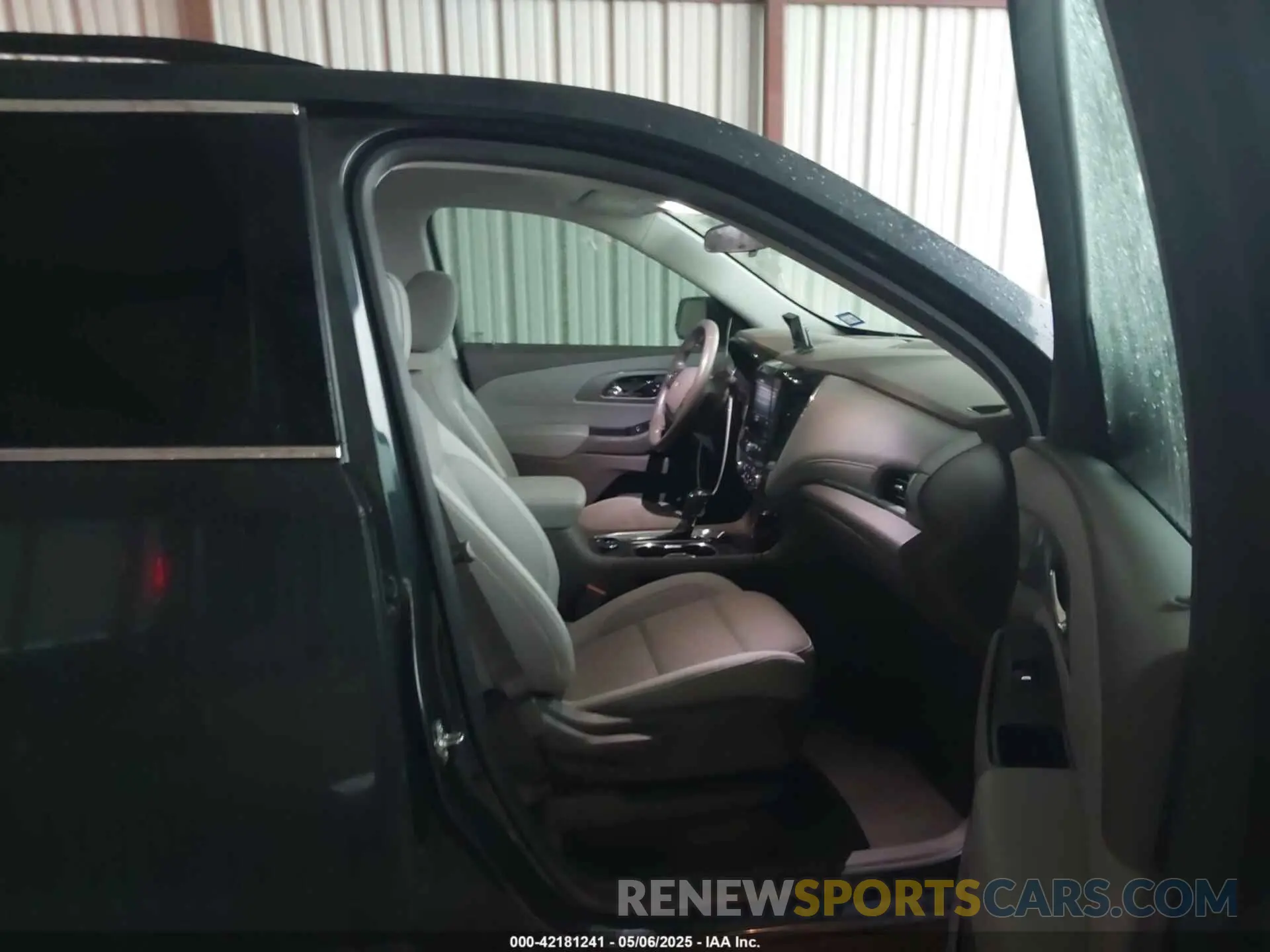 5 Photograph of a damaged car 1GNERGKW1LJ206682 CHEVROLET TRAVERSE 2020