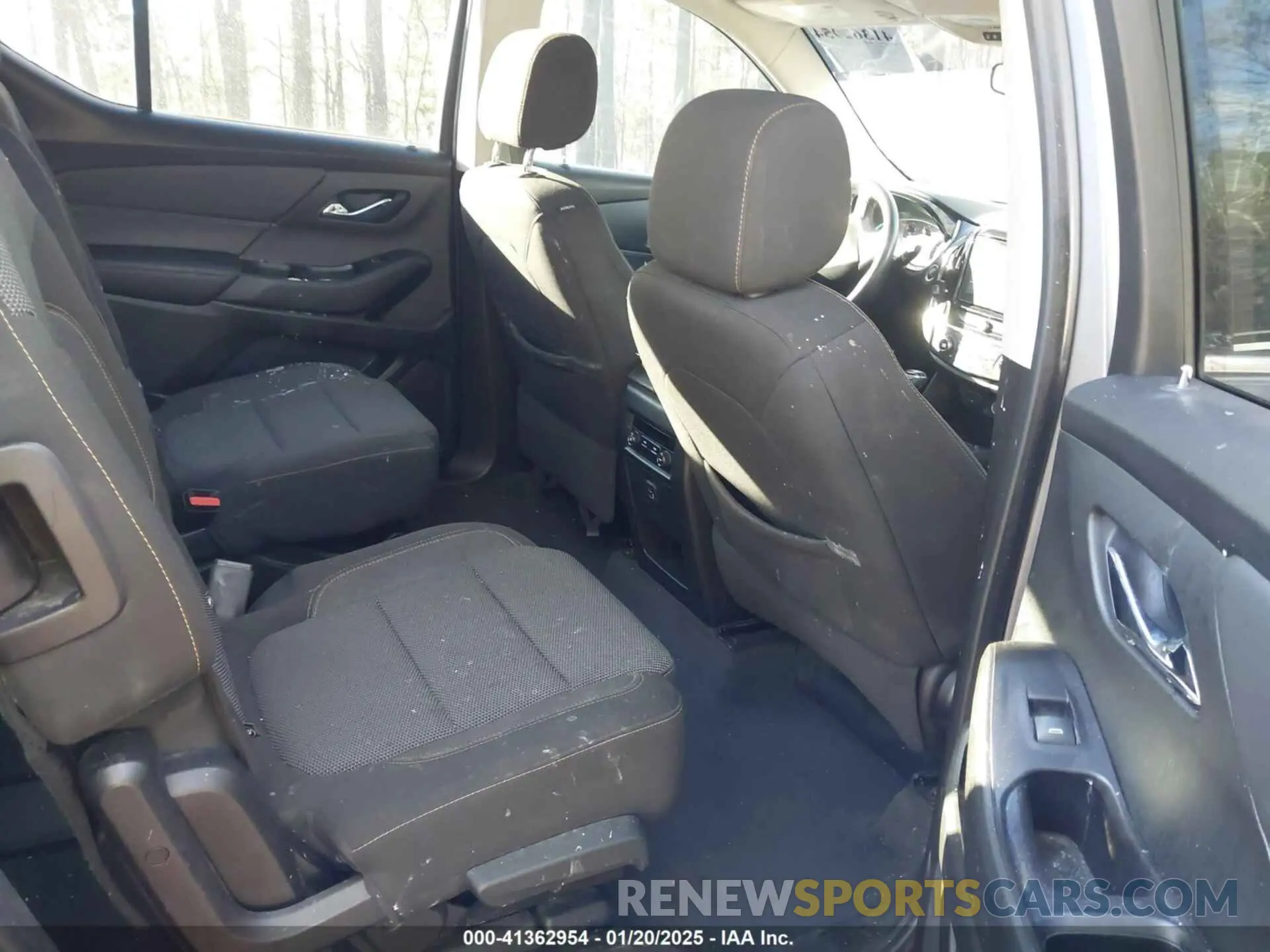 8 Photograph of a damaged car 1GNERGKW1LJ247460 CHEVROLET TRAVERSE 2020