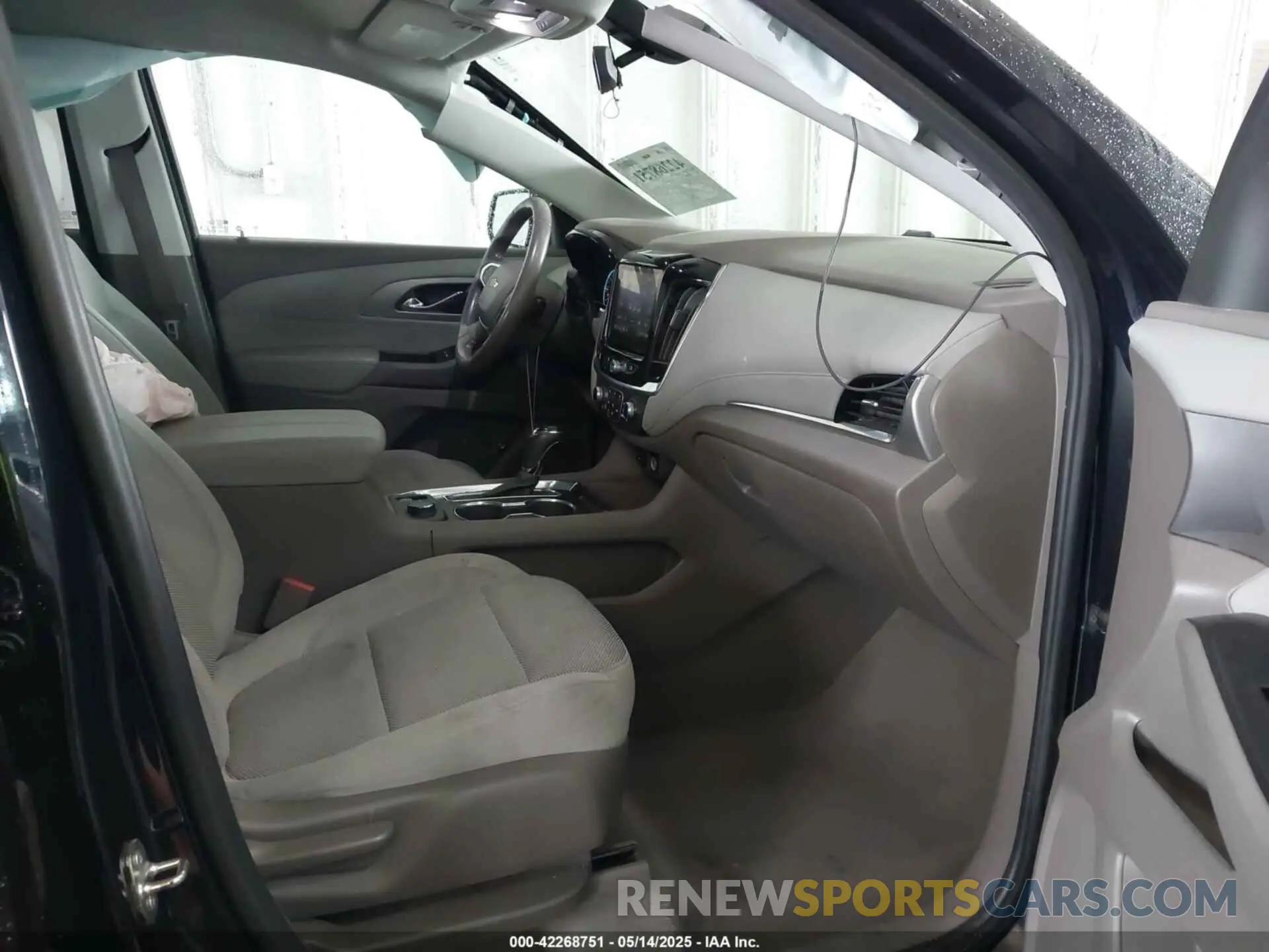 5 Photograph of a damaged car 1GNERGKW2LJ132057 CHEVROLET TRAVERSE 2020