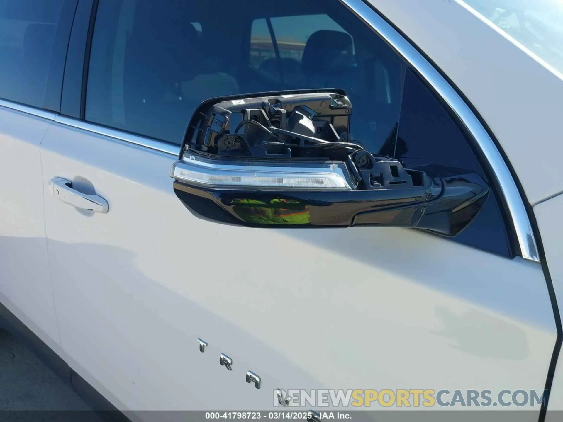 18 Photograph of a damaged car 1GNERGKW2LJ152910 CHEVROLET TRAVERSE 2020